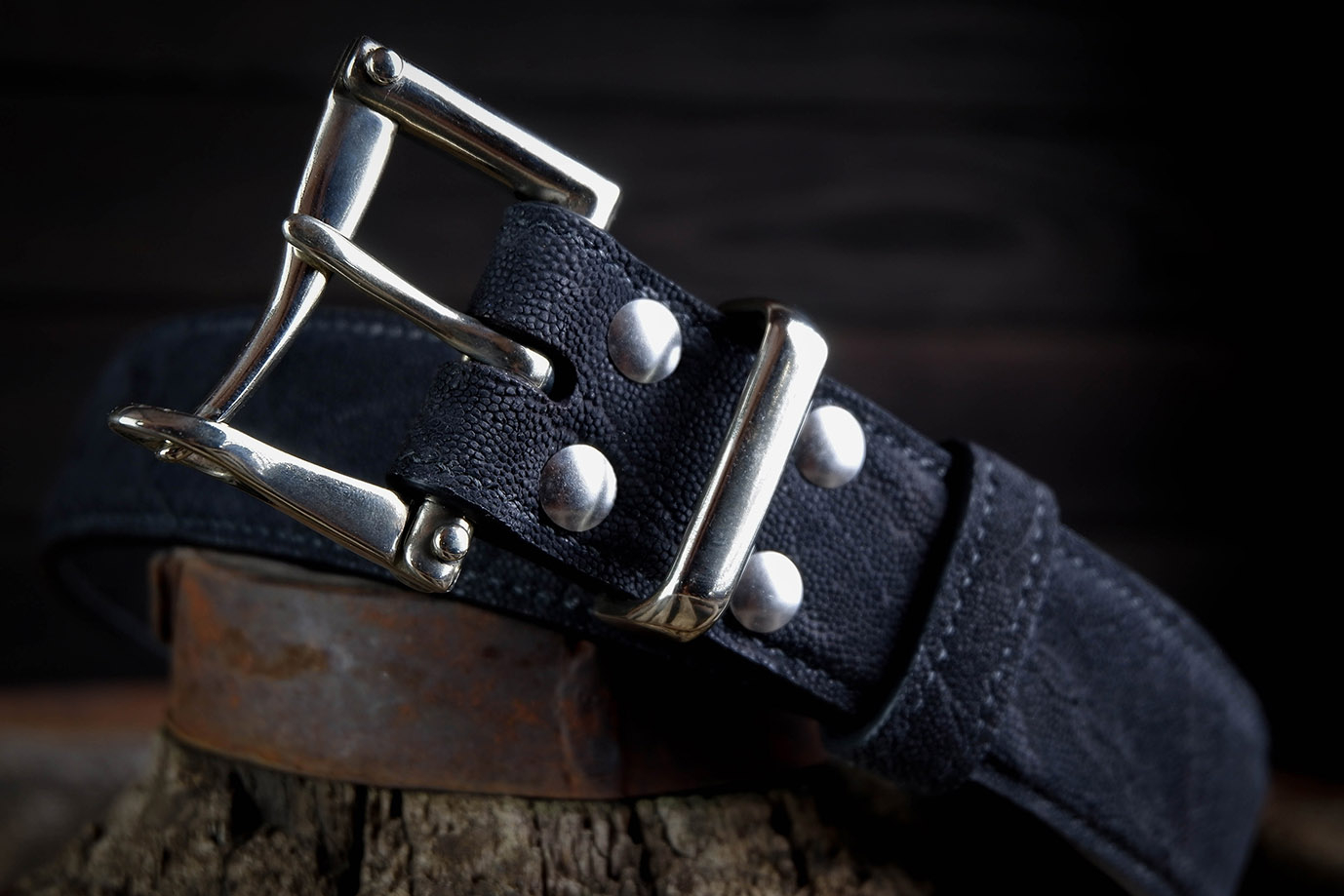 мужской ремень, кожаный ремень, для джинсов, для брюк, черная кожа, пряжка нержавеющая сталь,  ширина 40 мм, 4 см, ручная работа, Grossone, надежная пряжка, натуральная кожа, экзотическая кожа, необычная кожа, редкая кожа, ручная прошивка, брючный, джинсовый ремень, классический ремень, купить ремень, заказать ремень, ремень под заказ, ремень большой размер, кожа слона, необычный ремень, необычные пряжки, пряжка фаермен, пряжка Fireman, пряжка пожарных