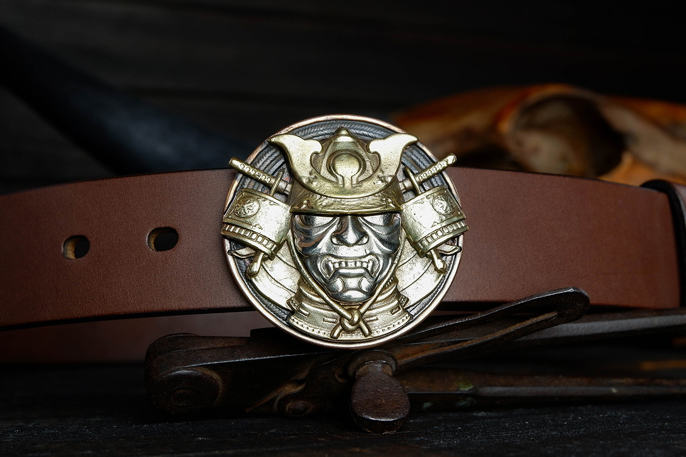 мужской ремень, кожаный ремень, для джинсов, коричневая кожа, толстый ремень, пряжка литая латунь, ширина 40 мм, 4 см, ручная работа, Grossone, водяной буйвол, надежная пряжка, японская кожа, ручная прошивка, брючный, джинсовый ремень, классический ремень, купить ремень, заказать ремень, ремень под заказ, ремень большой размер, авторские пряжки, необычные пряжки, пряжка самурай, пряжка из трех металлов, пряжка триметалл, разноцветная пряжка