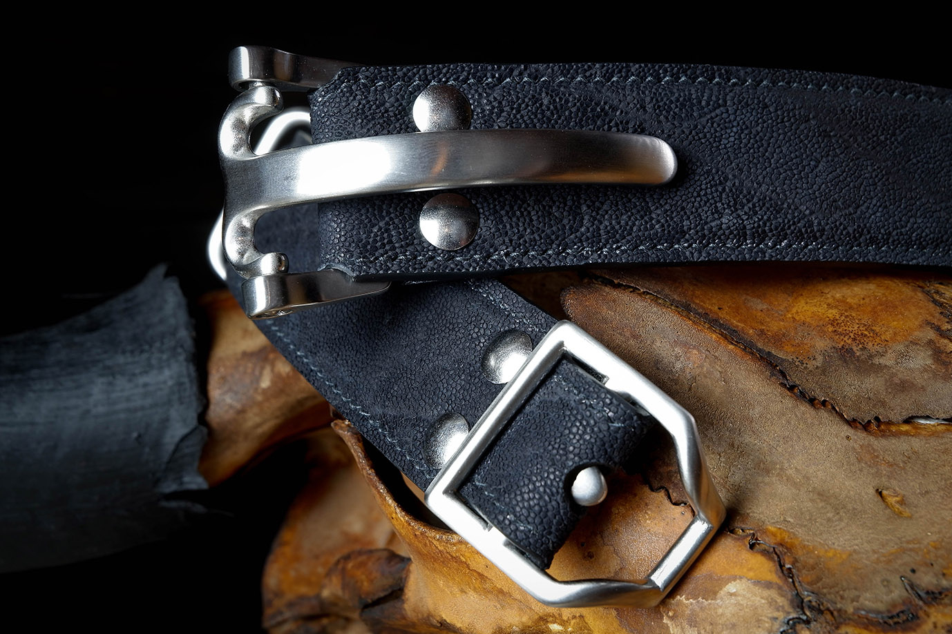 мужской ремень, кожаный ремень, для джинсов, для брюк, черная кожа, пряжка нержавеющая сталь,  ширина 40 мм, 4 см, ручная работа, Grossone, надежная пряжка, натуральная кожа, экзотическая кожа, необычная кожа, редкая кожа, ручная прошивка, брючный, джинсовый ремень, классический ремень, купить ремень, заказать ремень, ремень под заказ, ремень большой размер, кожа слона, необычный ремень, необычные пряжки, пряжка литлтон