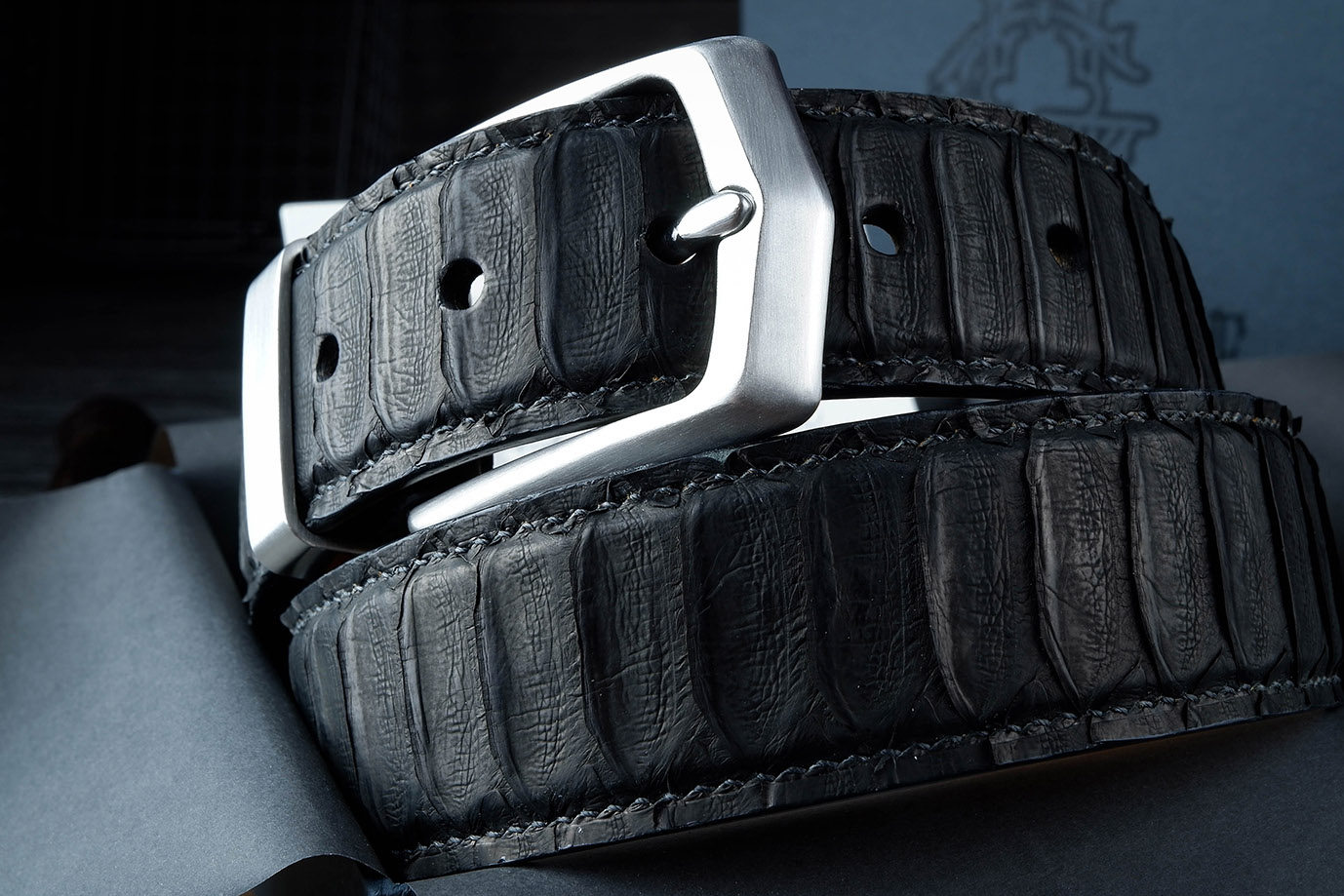 мужской ремень, кожаный ремень, для джинсов, для брюк, черная кожа, пряжка нержавеющая сталь,  ширина 40 мм, 4 см, ручная работа, Grossone, надежная пряжка, натуральная кожа, экзотическая кожа, необычная кожа, редкая кожа, ручная прошивка, брючный, джинсовый ремень, классический ремень, купить ремень, заказать ремень, ремень под заказ, ремень большой размер, кожа питона