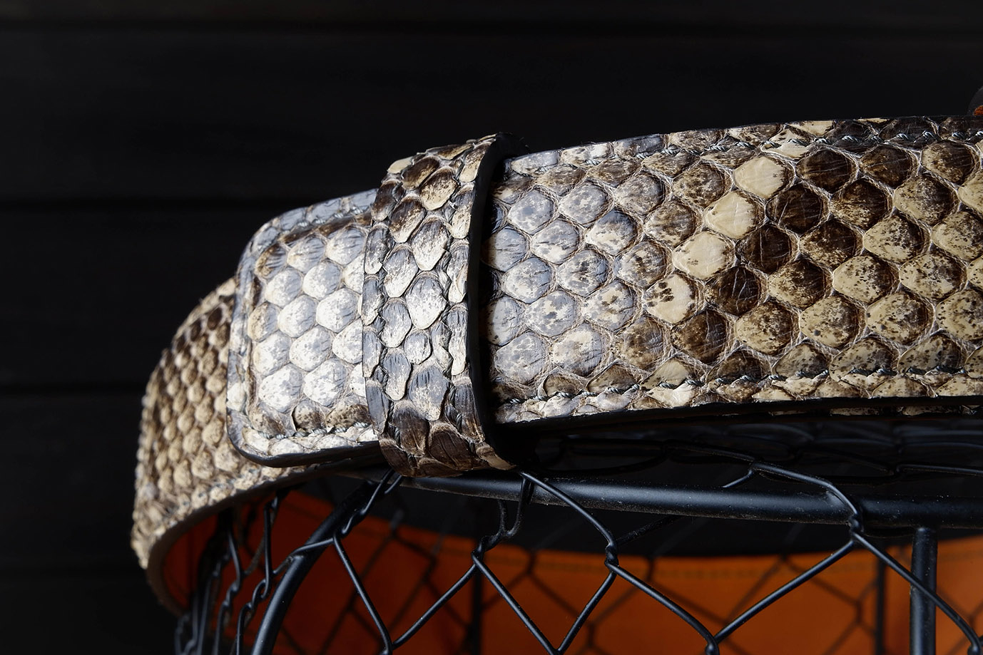 мужской ремень, женский ремень, кожаный ремень, для джинсов, для брюк, бежевая кожа, светло-коричневая, пряжка литая латунь,  ширина 40 мм, 4 см, ручная работа, Grossone, надежная пряжка, натуральная кожа, экзотическая кожа, необычная кожа, редкая кожа, ручная прошивка, брючный, джинсовый ремень, классический ремень, купить ремень, заказать ремень, ремень под заказ, ремень большой размер, кожа питона