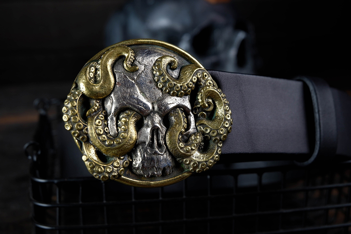 мужской ремень, кожаный ремень, для джинсов, черная кожа, толстый ремень, пряжка литая латунь, ширина 40 мм, 4 см, ручная работа, Grossone, водяной буйвол, надежная пряжка, японская кожа, ручная прошивка, брючный, джинсовый ремень, классический ремень, купить ремень, заказать ремень, ремень под заказ, ремень большой размер, авторские пряжки, необычные пряжки, пряжка череп, пряжка из трех металлов, пряжка триметалл, разноцветная пряжка, щупальца осьминога