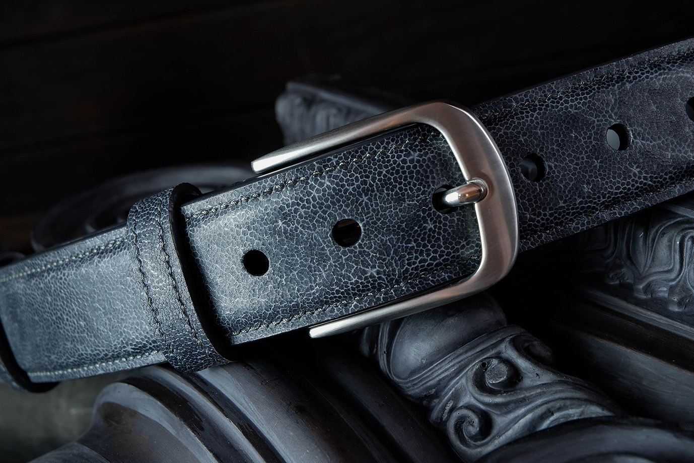 мужской ремень, кожаный ремень, для джинсов, для брюк, черная кожа, серая кожа, графит, пряжка нержавеющая сталь,  ширина 40 мм, 4 см, ручная работа, Grossone, надежная пряжка, натуральная кожа, экзотическая кожа, необычная кожа, редкая кожа, ручная прошивка, брючный, джинсовый ремень, классический ремень, купить ремень, заказать ремень, ремень под заказ, ремень большой размер, кожа слона, необычный ремень