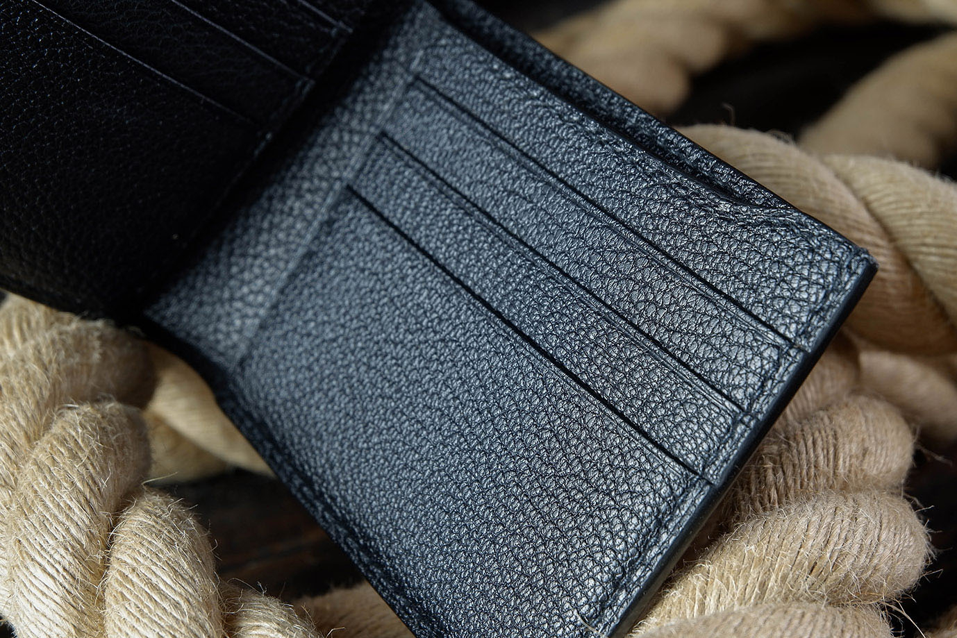 мужское портмоне, мужской кошелек, черная кожа, заказать портмоне, купить портмоне, портмоне под заказ, ручная прошивка, ручная работа, натуральная кожа, экзотическая кожа, необычная кожа, редкая кожа, кожа акулы, кожа козы