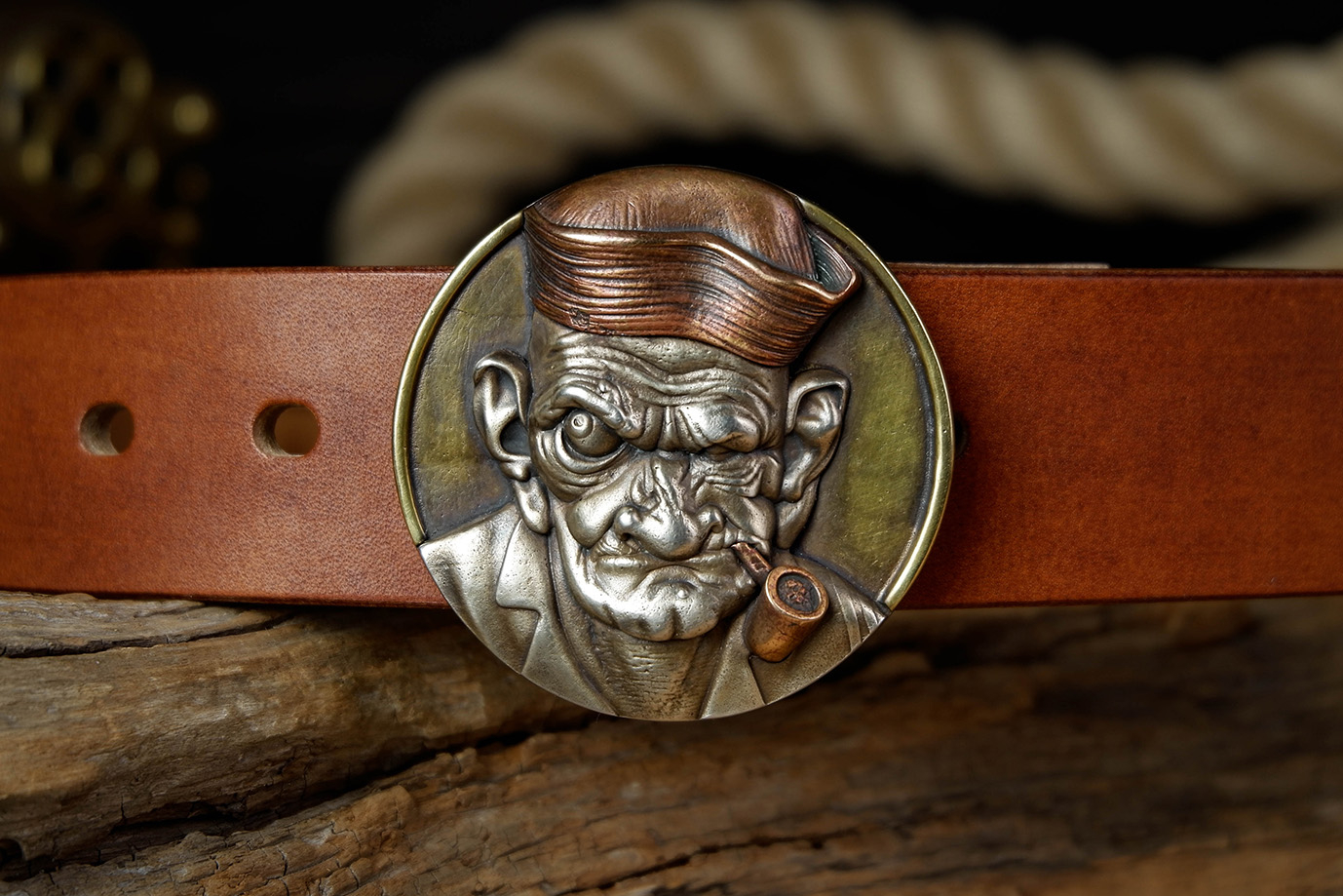 мужской ремень, кожаный ремень, для джинсов, коричневая кожа, светло-коричневая кожа, кожа цвет виски, толстый ремень, пряжка литая латунь, ширина 40 мм, 4 см, ручная работа, Grossone, надежная пряжка, английская кожа, ручная прошивка, брючный, джинсовый ремень, классический ремень, купить ремень, заказать ремень, ремень под заказ, ремень большой размер, , авторские пряжки, необычные пряжки, пряжка папай, пряжка моряк, мужик с трубкой, пряжка из трех металлов, разноцветная пряжка