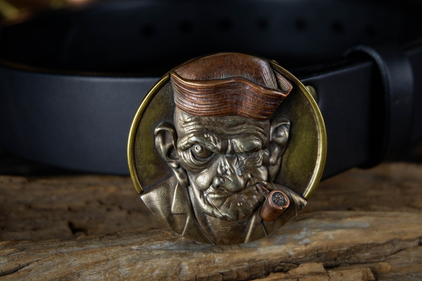 мужской ремень, кожаный ремень, для джинсов, черная кожа, толстый ремень, пряжка литая латунь, ширина 40 мм, 4 см, ручная работа, Grossone, водяной буйвол, надежная пряжка, японская кожа, ручная прошивка, брючный, джинсовый ремень, классический ремень, купить ремень, заказать ремень, ремень под заказ, ремень большой размер, авторские пряжки, необычные пряжки, пряжка папай, пряжка моряк, мужик с трубкой, пряжка из трех металлов, разноцветная пряжка