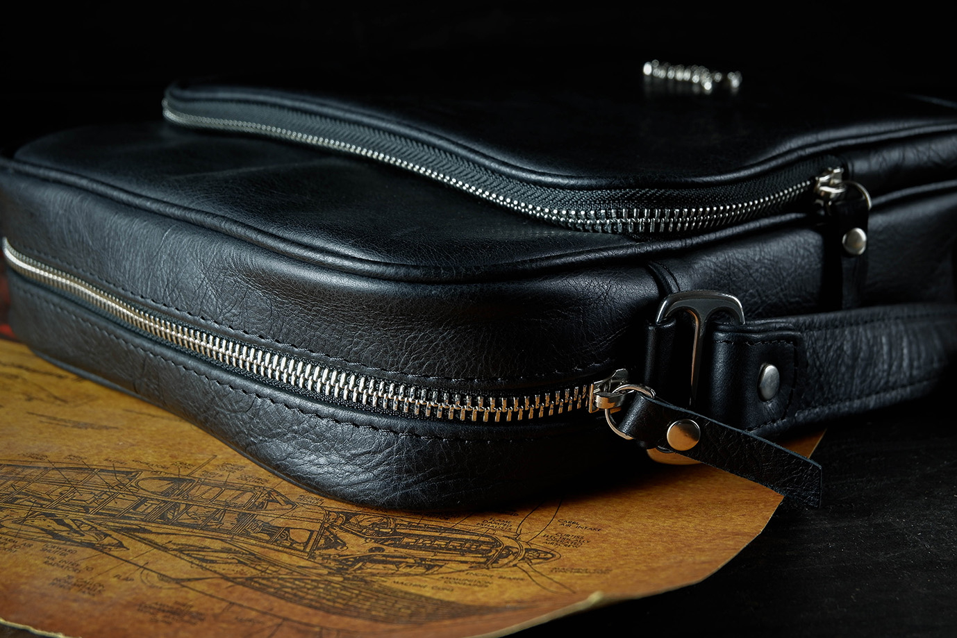 плечевая сумка,  сумка планшет, кроссбоди, мужская сумка, черная кожа, итальянская кожа, бычья кожа, заказать сумку, купить сумку, ручная работа, натуральная кожа, сумка чкалов, Grossone, фурнитура нержавеющая сталь, подклад канвас, итальянский канвас