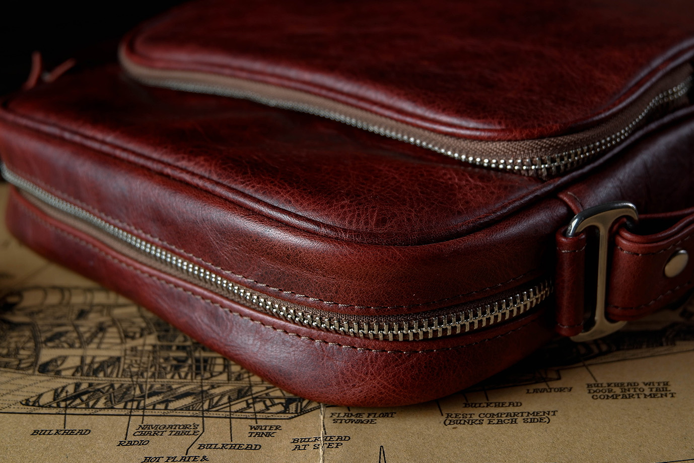 плечевая сумка,  сумка планшет, кроссбоди, мужская сумка, бордовая кожа, итальянская кожа, бычья кожа, заказать сумку, купить сумку, ручная работа, натуральная кожа, сумка чкалов, Grossone, фурнитура нержавеющая сталь, подклад канвас, итальянский канвас