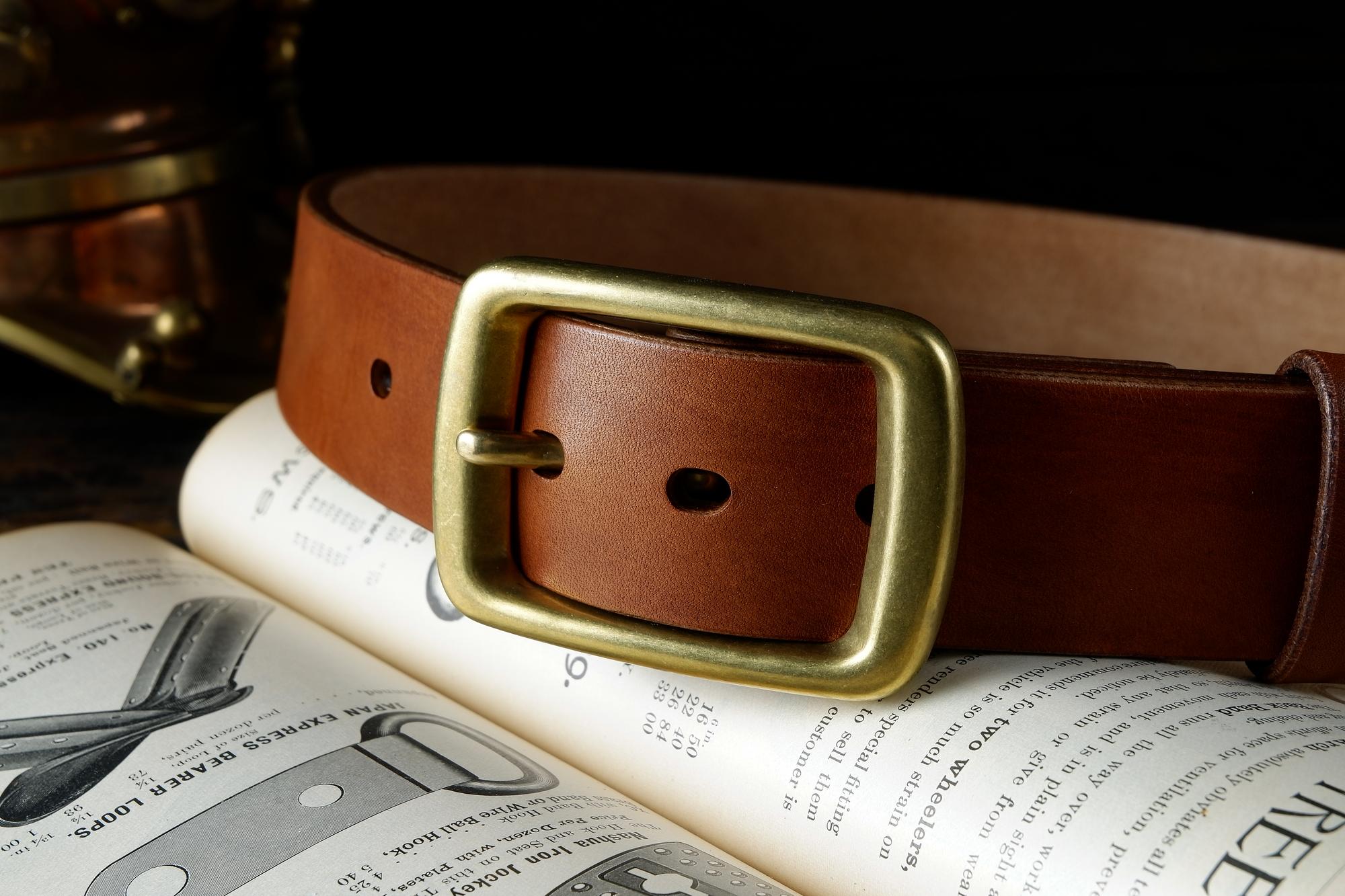 мужской ремень, кожаный ремень, для джинсов, коричневая кожа, светло-коричневая кожа, кожа цвет виски, толстый ремень, пряжка литая латунь, ширина 40 мм, 4 см, ручная работа, Grossone, надежная пряжка, английская кожа, ручная прошивка, брючный, джинсовый ремень, классический ремень, купить ремень, заказать ремень, ремень под заказ, ремень большой размер, авторские пряжки, пряжка Гаррисон, пряжка с двумя язычками