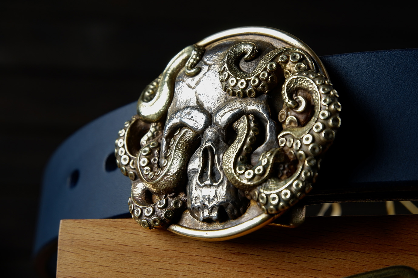 мужской ремень, кожаный ремень, для джинсов, синяя кожа, толстый ремень, пряжка литая латунь, ширина 40 мм, 4 см, ручная работа, Grossone, водяной буйвол, надежная пряжка, японская кожа, ручная прошивка, брючный, джинсовый ремень, классический ремень, купить ремень, заказать ремень, ремень под заказ, ремень большой размер, авторские пряжки, необычные пряжки, пряжка череп, пряжка из трех металлов, пряжка триметалл, разноцветная пряжка, щупальца осьминога
