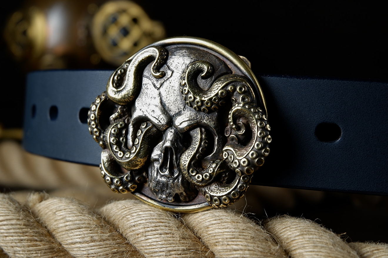 мужской ремень, кожаный ремень, для джинсов, синяя кожа, толстый ремень, пряжка литая латунь, ширина 40 мм, 4 см, ручная работа, Grossone, водяной буйвол, надежная пряжка, японская кожа, ручная прошивка, брючный, джинсовый ремень, классический ремень, купить ремень, заказать ремень, ремень под заказ, ремень большой размер, авторские пряжки, необычные пряжки, пряжка череп, пряжка из трех металлов, пряжка триметалл, разноцветная пряжка, щупальца осьминога