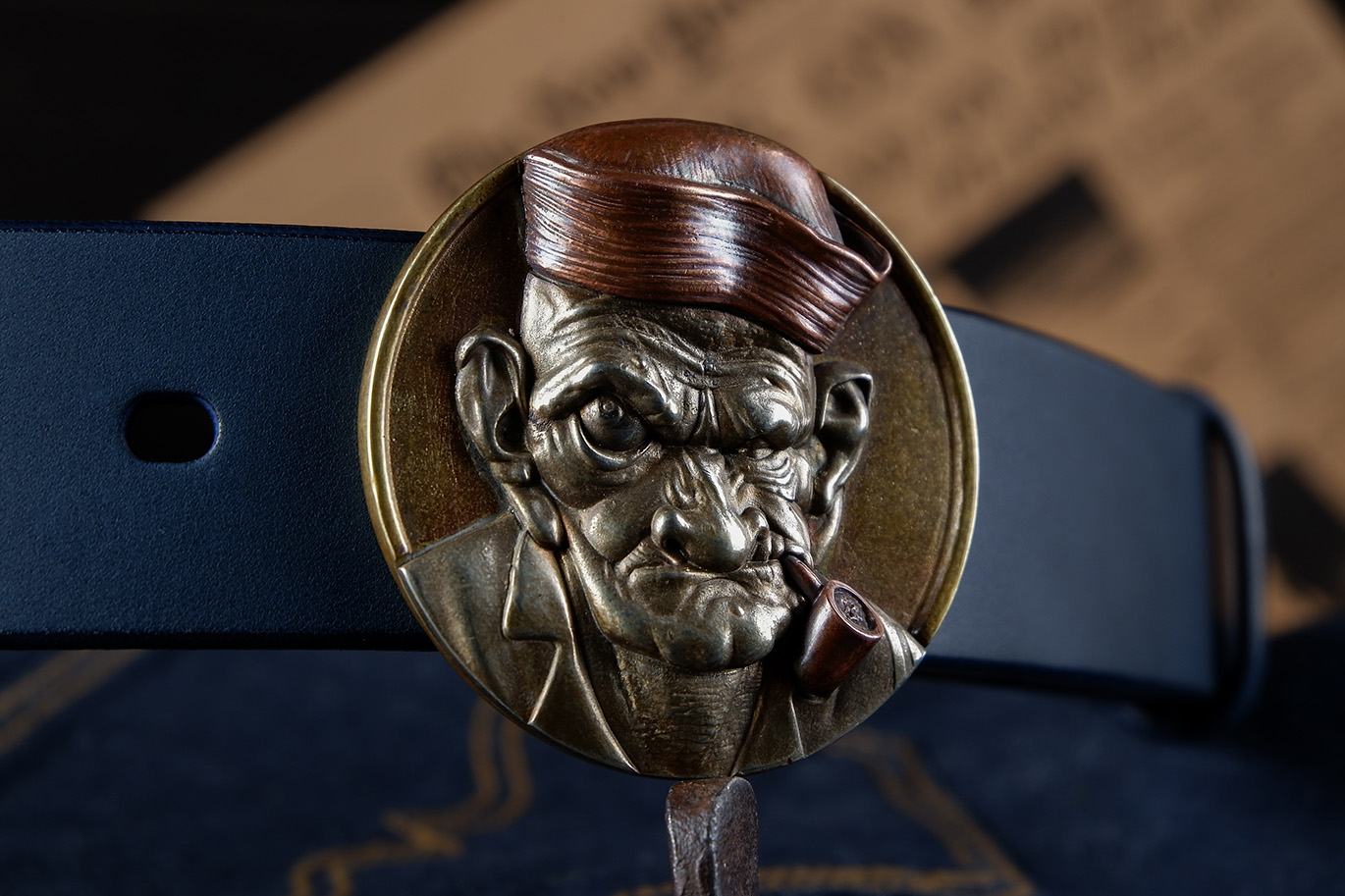 мужской ремень, кожаный ремень, для джинсов, синяя кожа, толстый ремень, пряжка литая латунь, ширина 40 мм, 4 см, ручная работа, Grossone, водяной буйвол, надежная пряжка, японская кожа, ручная прошивка, брючный, джинсовый ремень, классический ремень, купить ремень, заказать ремень, ремень под заказ, ремень большой размер, авторские пряжки, необычные пряжки, пряжка папай, пряжка моряк, мужик с трубкой, пряжка из трех металлов, разноцветная пряжка