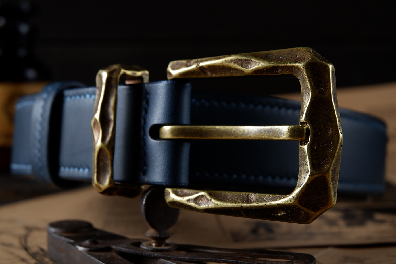 мужской ремень, кожаный ремень, для джинсов, синяя кожа, толстый ремень, пряжка литая латунь, ширина 40 мм, 4 см, ручная работа, Grossone, водяной буйвол, надежная пряжка, японская кожа, ручная прошивка, брючный, джинсовый ремень, классический ремень, купить ремень, заказать ремень, ремень под заказ, ремень большой размер