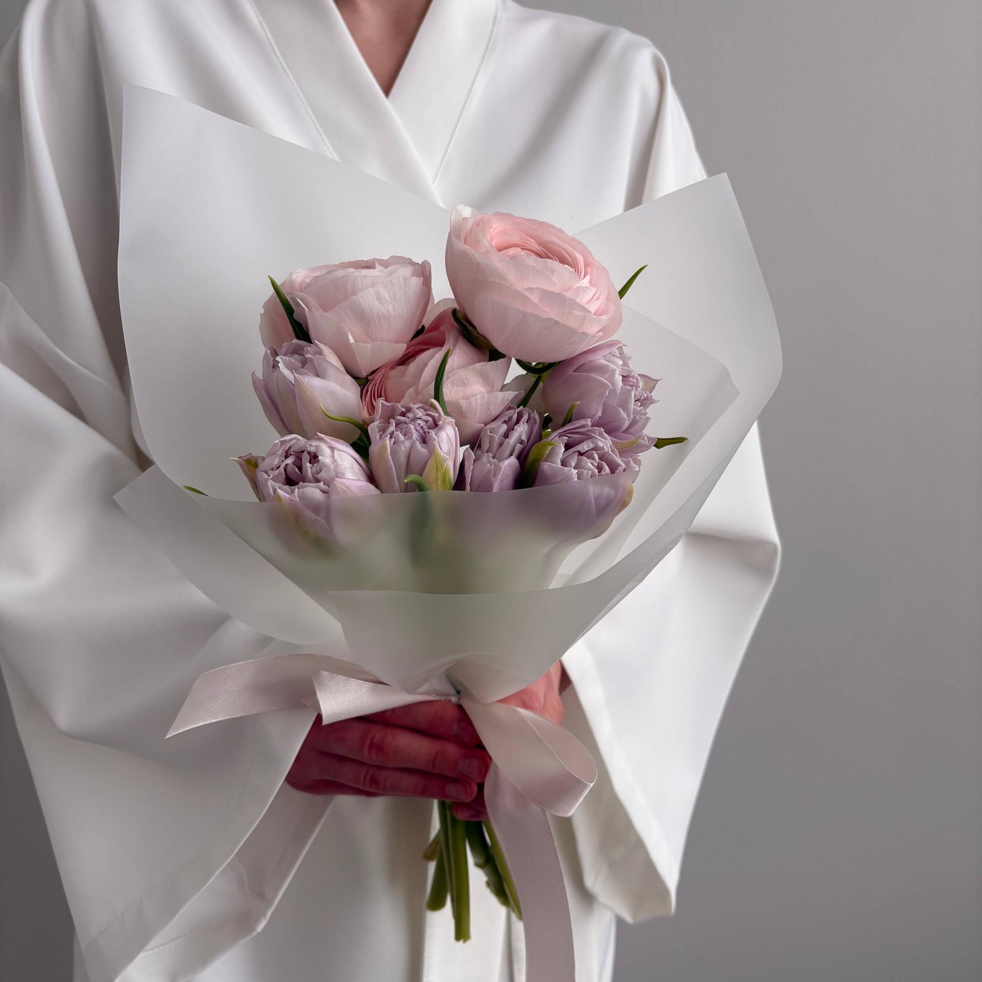 Ранункулюсы и тюльпаны M