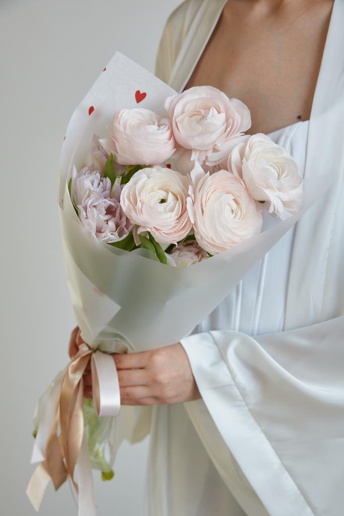 Ранункулюсы и тюльпаны L