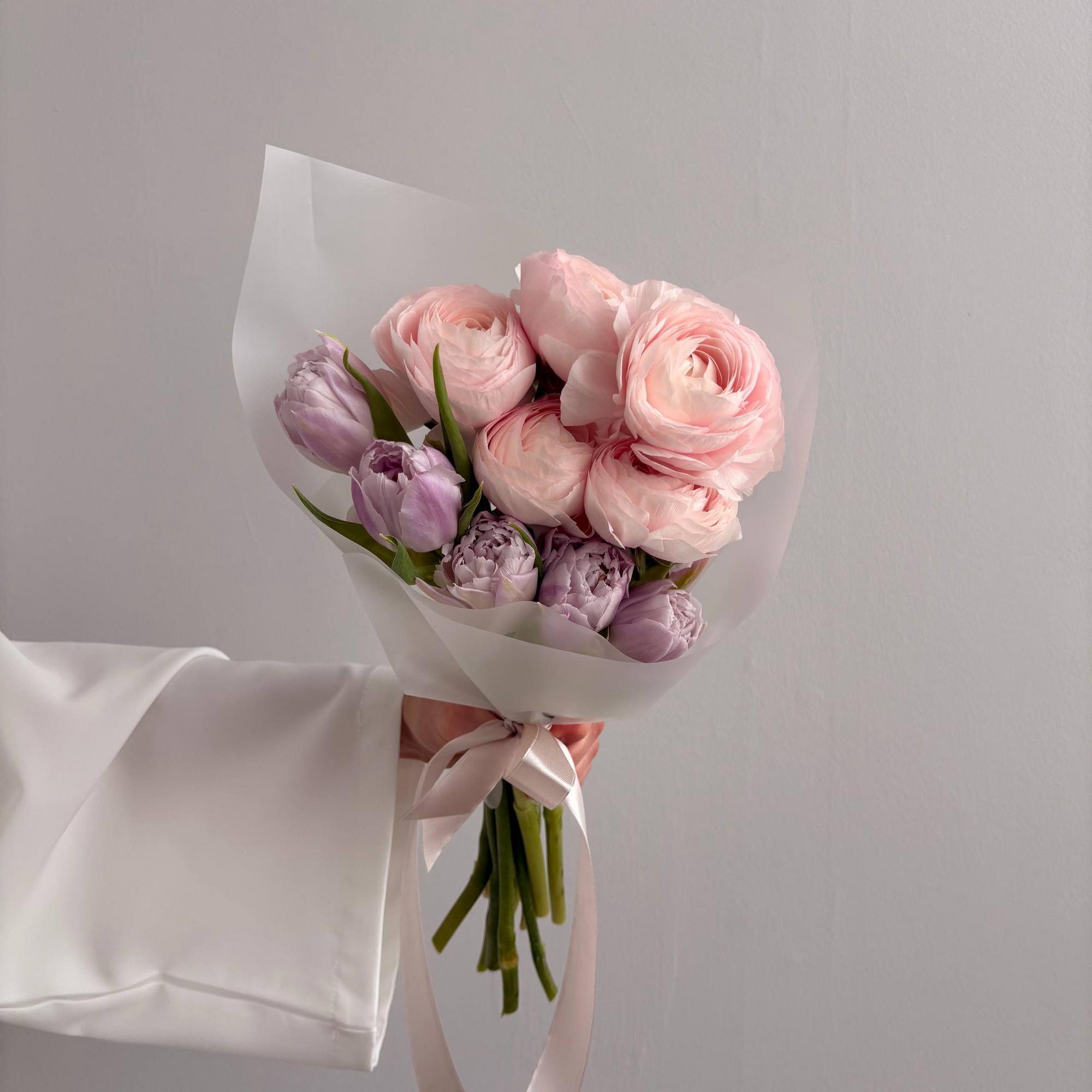 Ранункулюсы и тюльпаны L