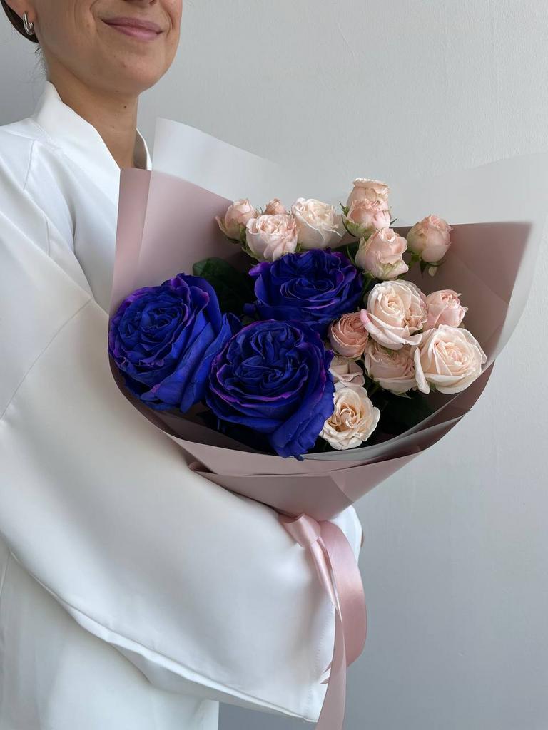 Мистический букет из фиолетовых и пион. розовых роз