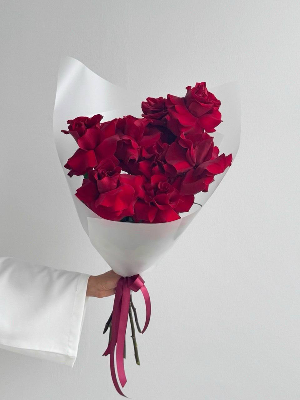Элегантный букет из красных французских роз 9 шт