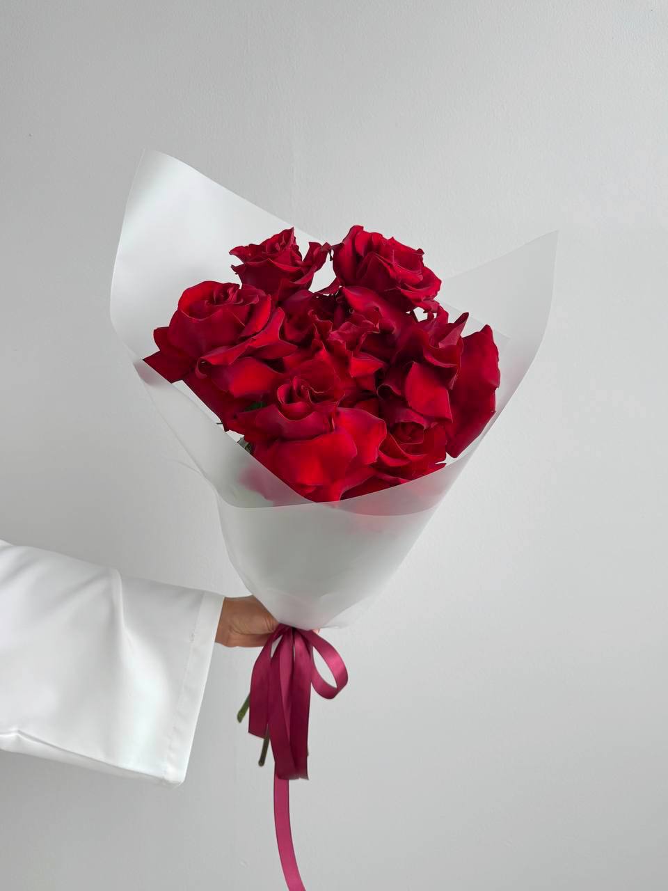 Элегантный букет из красных французских роз 7 шт