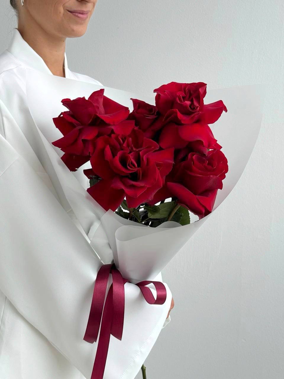 Элегантный букет из красных французских роз 5 шт