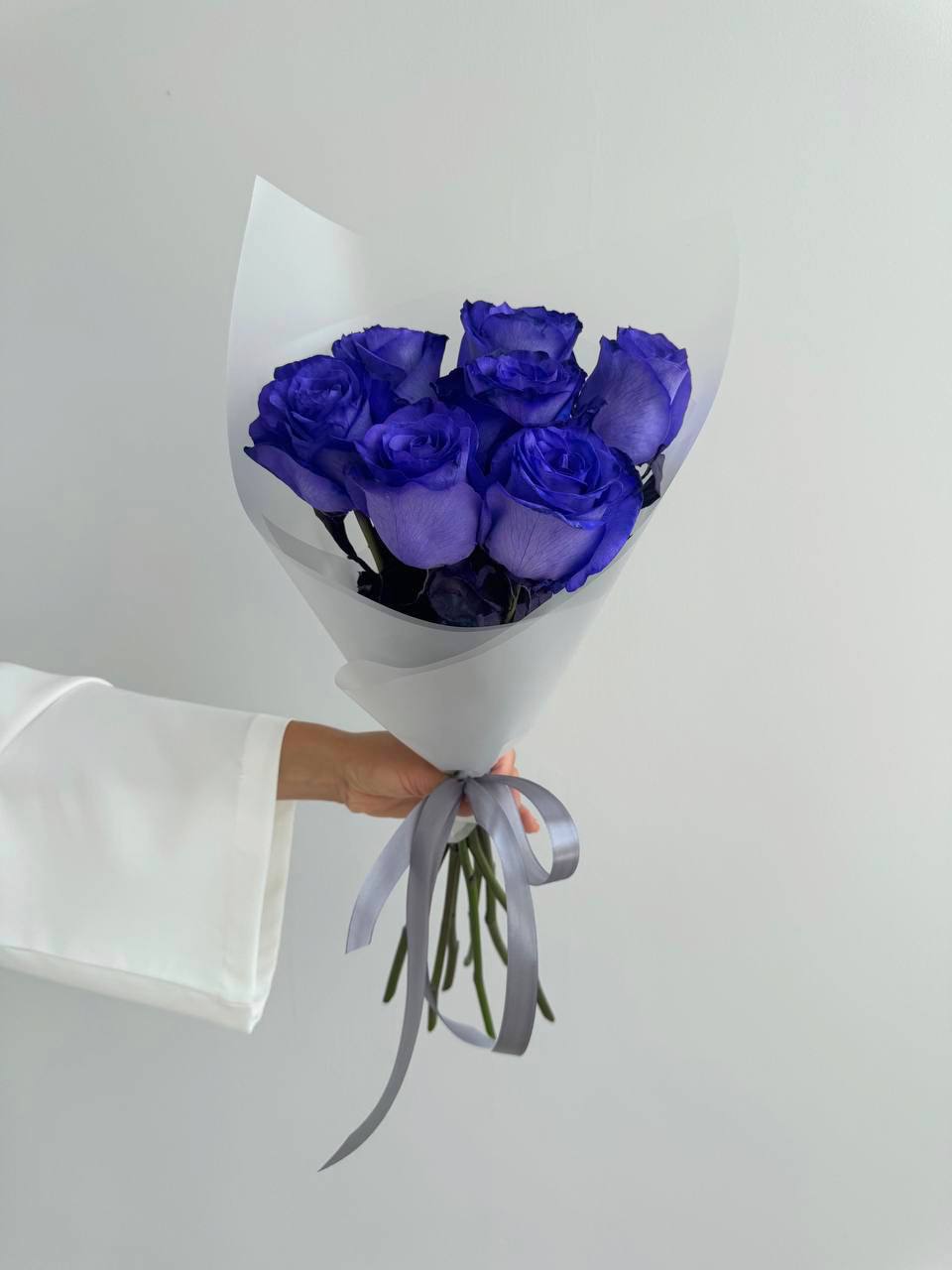 Утонченный букет из фиолетовых роз 7 шт