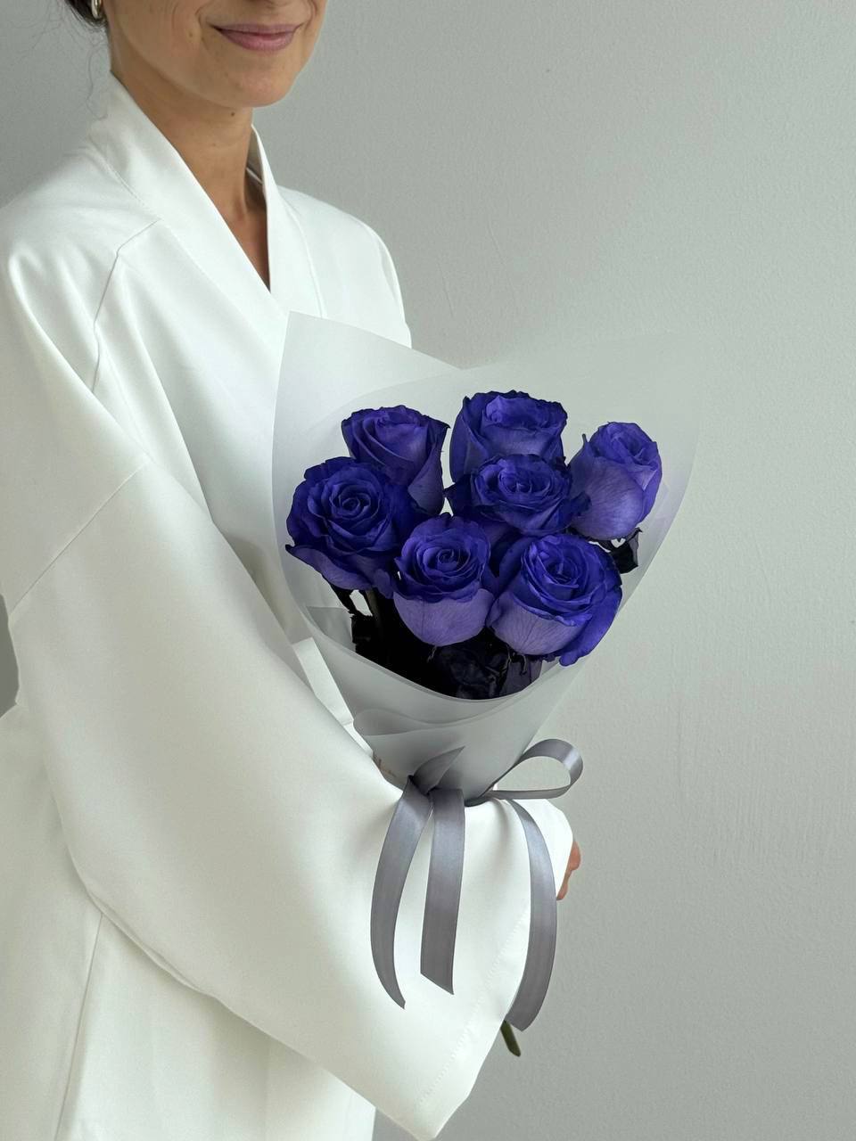 Утонченный букет из фиолетовых роз 7 шт