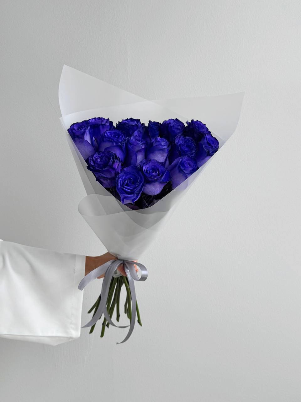 Утонченный букет из фиолетовых роз 15 шт