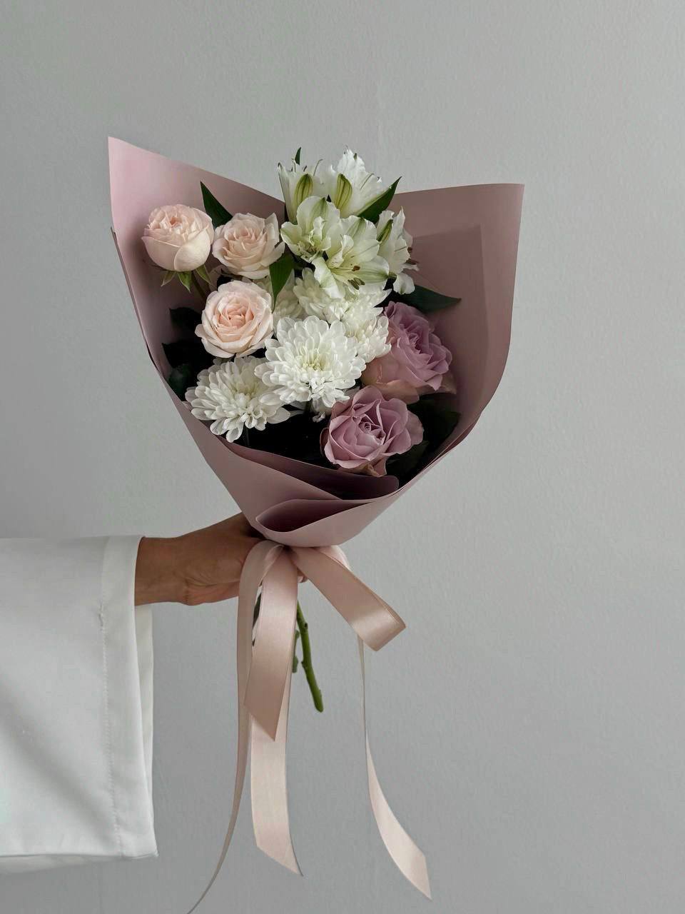 Сборный букет с кустовыми розами XS