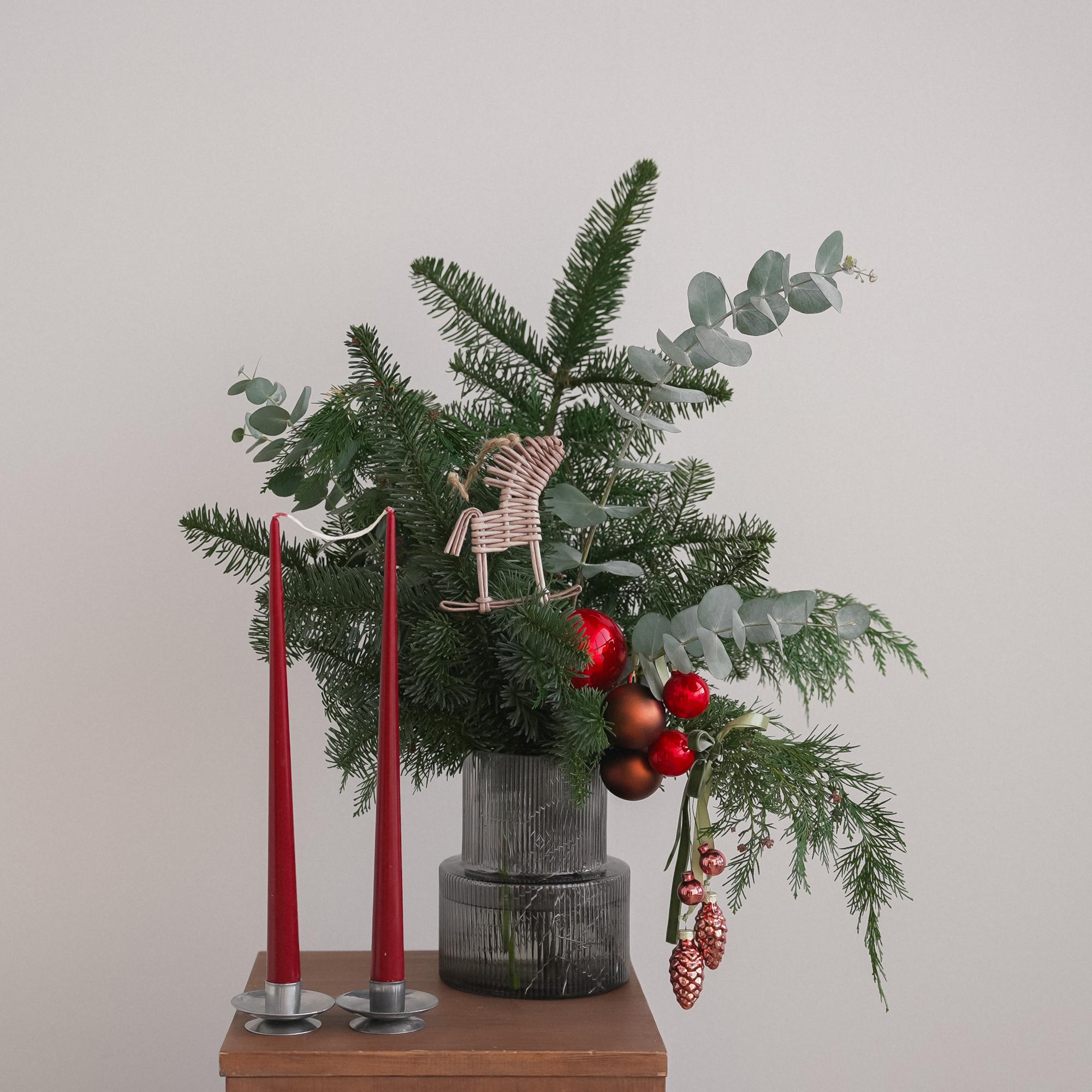 Композиция в вазе Северный ветер + Опция Елочные игрушки + Опция Лошадка и свечи