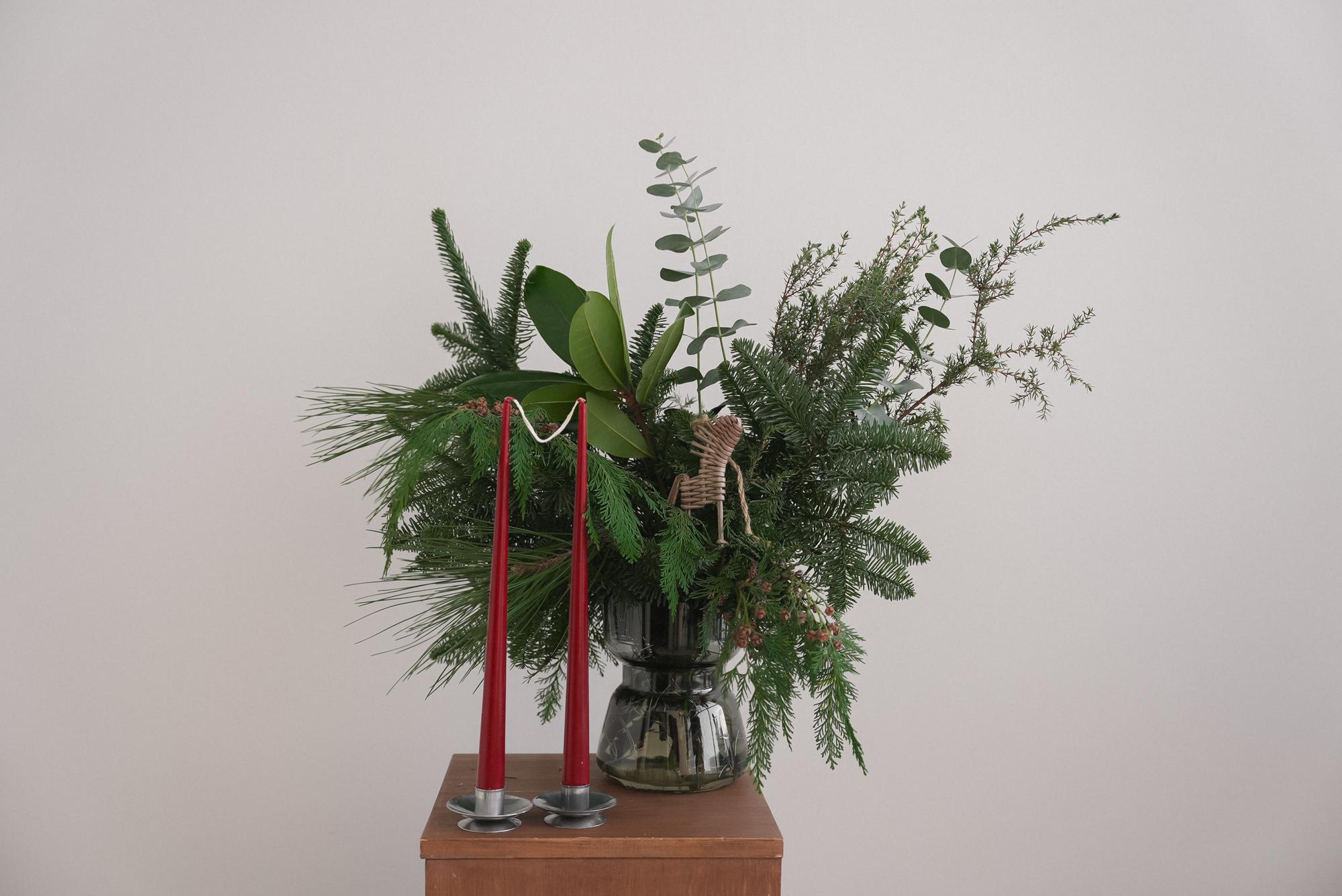 Композиция в вазе Январская вьюга + Опция Лошадка и свечи