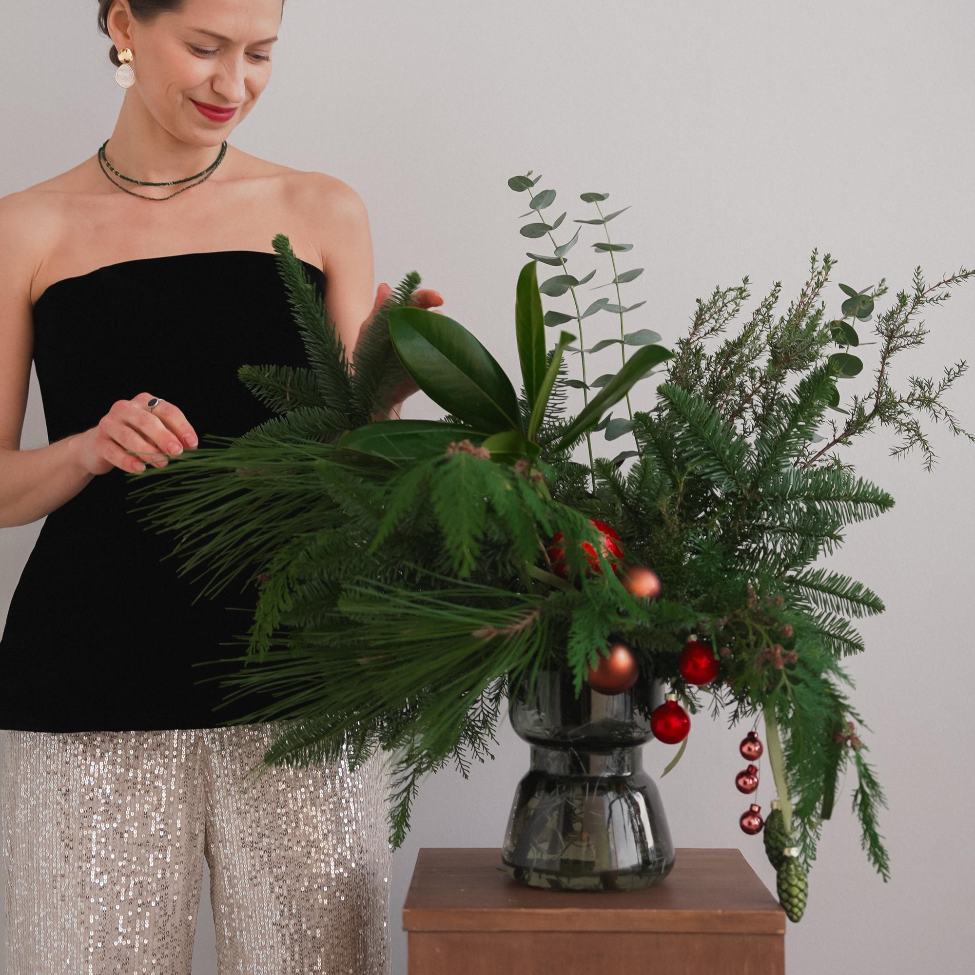 Композиция в вазе Январская вьюга + Опция Елочные игрушки