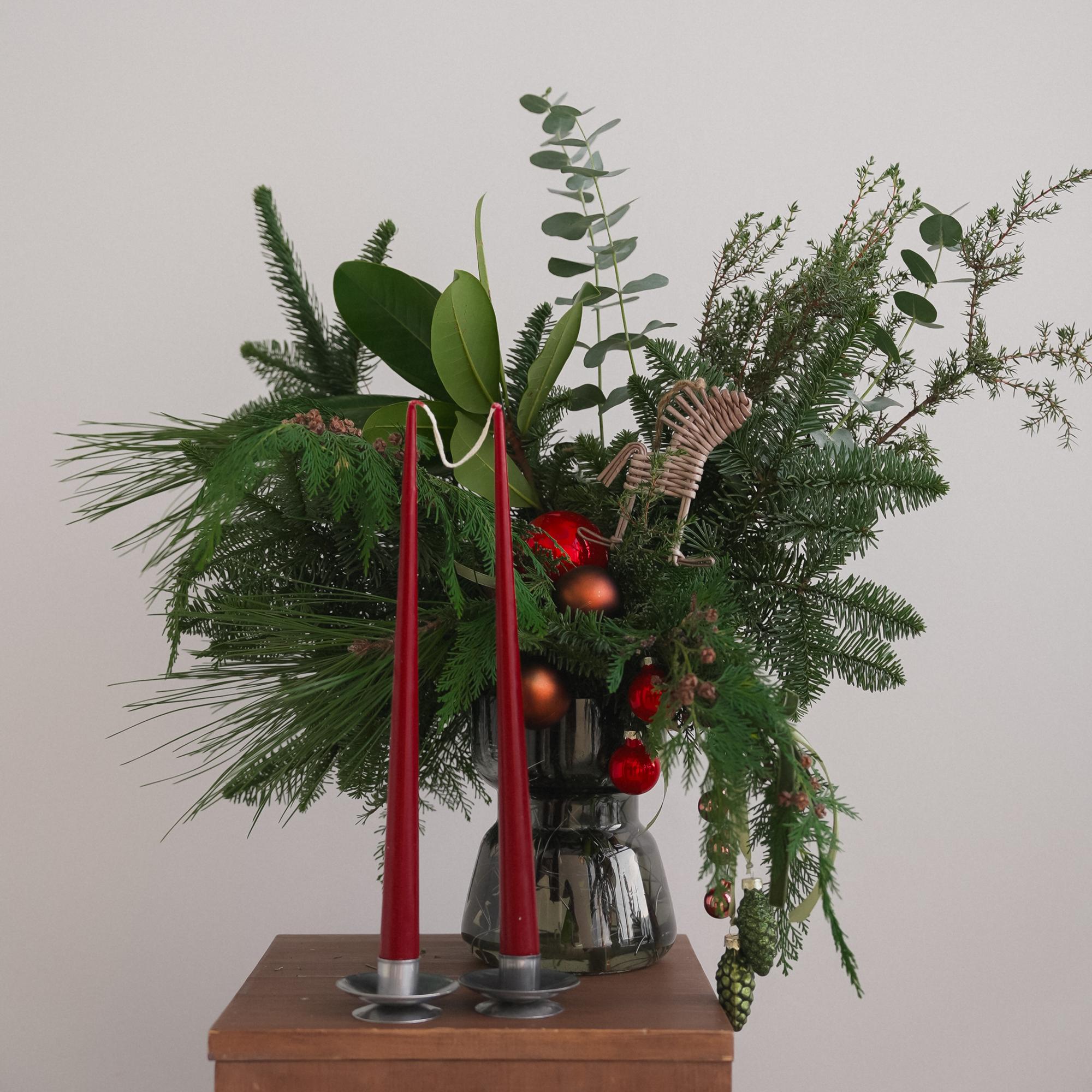 Композиция в вазе Январская вьюга + Опция Елочные игрушки + Опция Лошадка и свечи