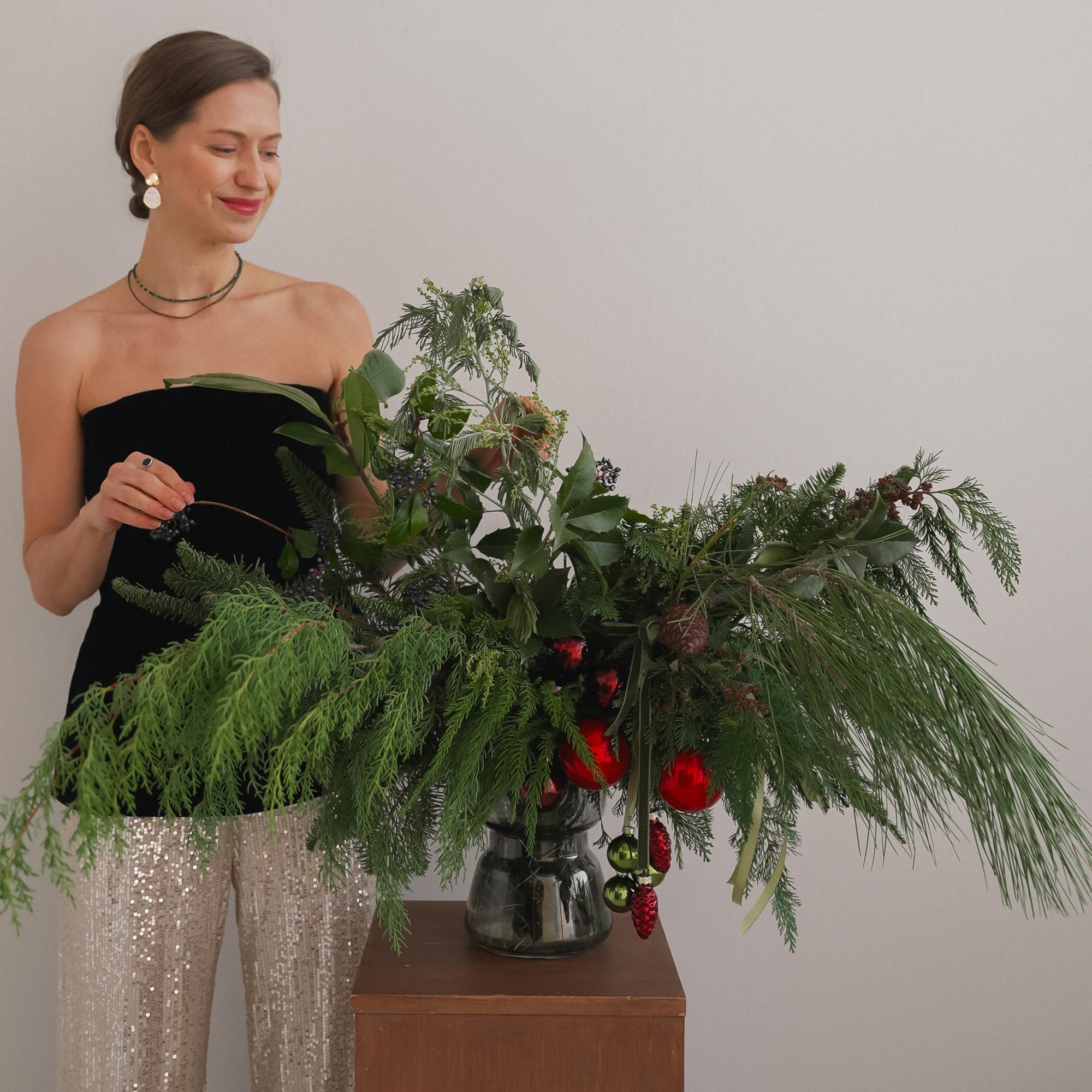 Композиция в вазе Зимний бор + Опция Елочные игрушки