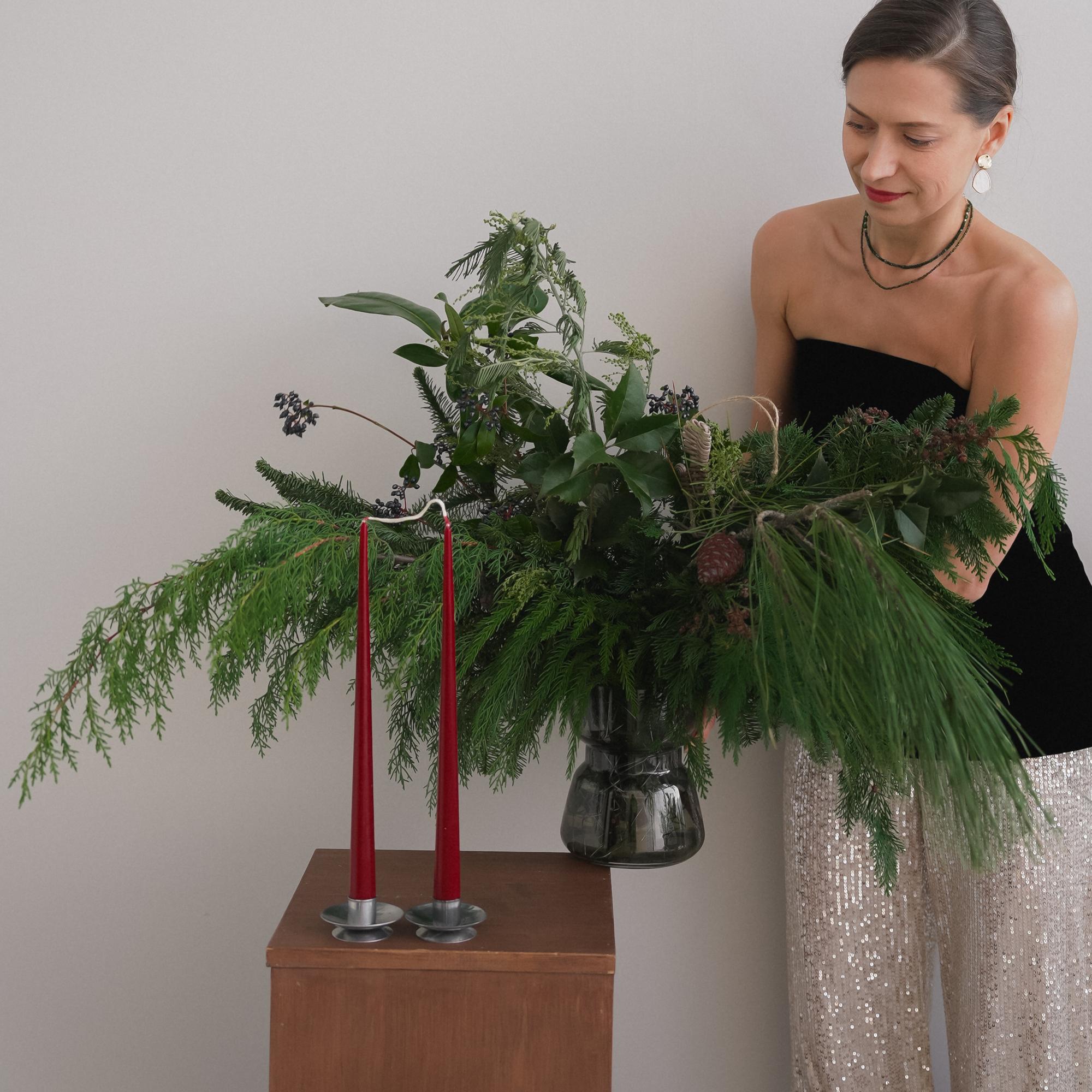 Композиция в вазе Зимний бор + Опция Лошадка и свечи