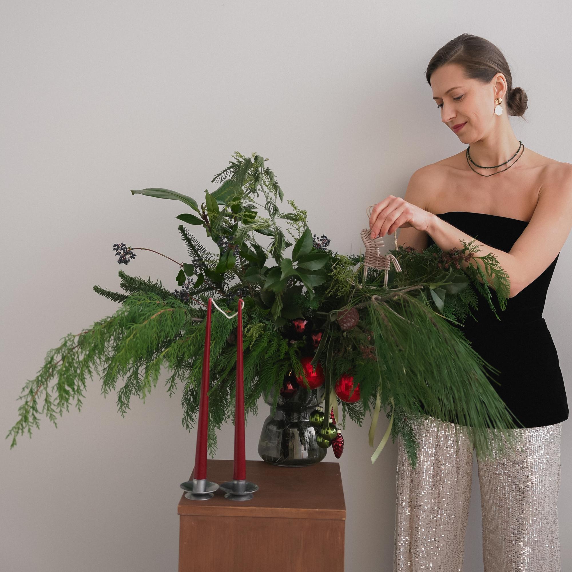 Композиция в вазе Зимний бор + Опция Елочные игрушки + Опция Лошадка и свечи