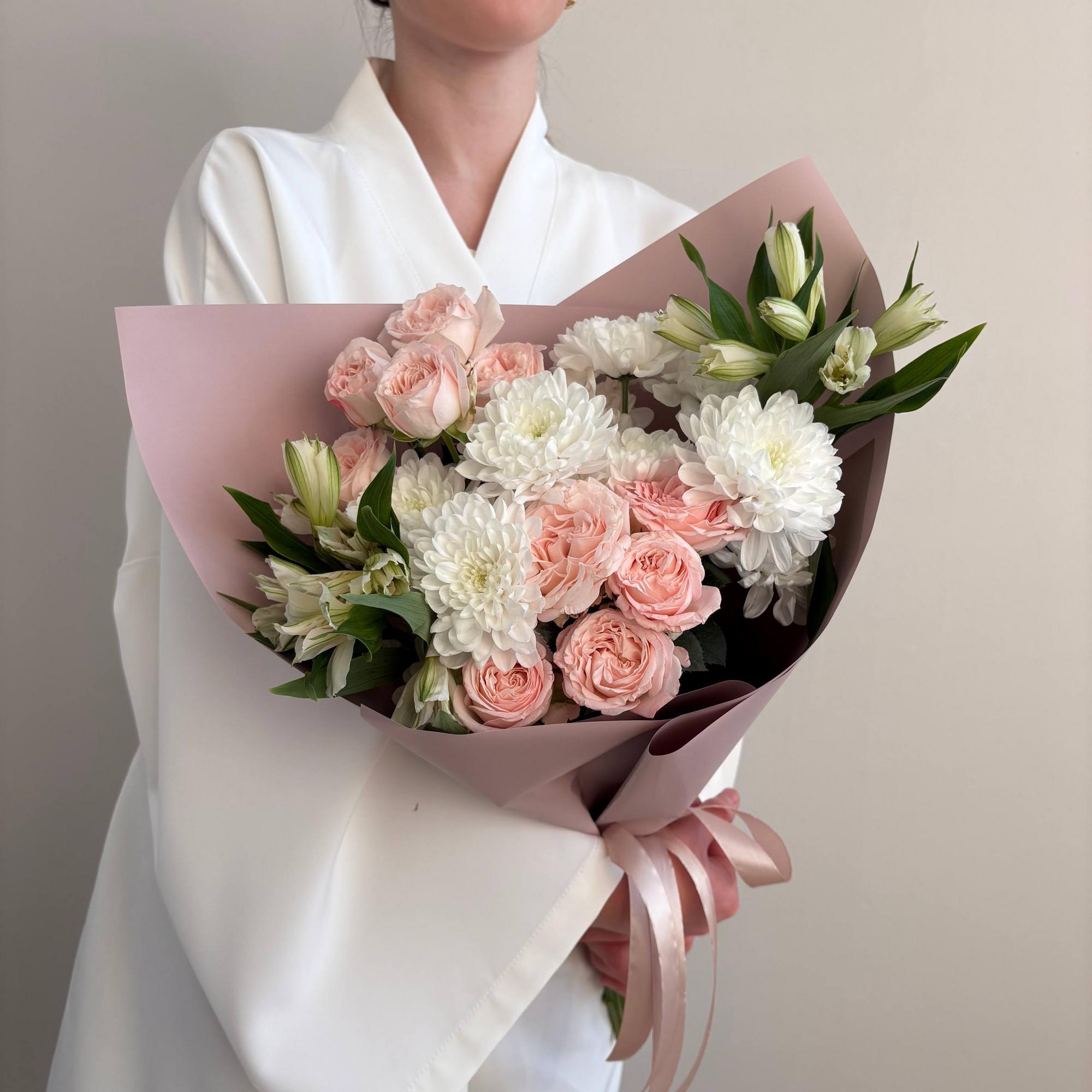 Органичный букет с хризаниемами и розами