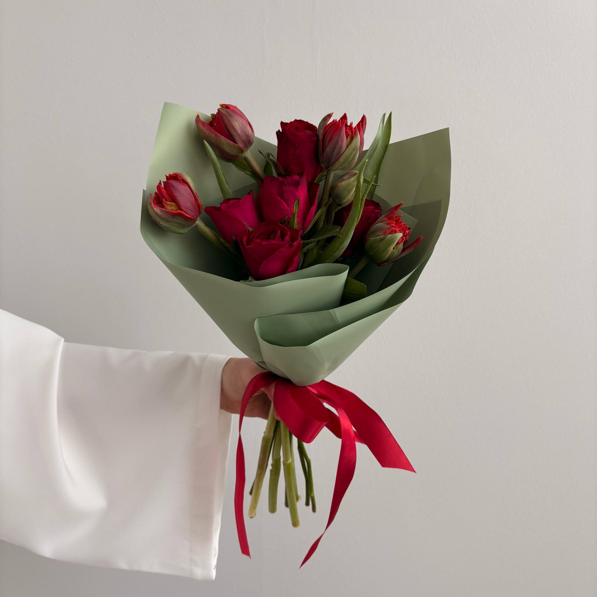 Контрастный букет с розами и тюльпанами M