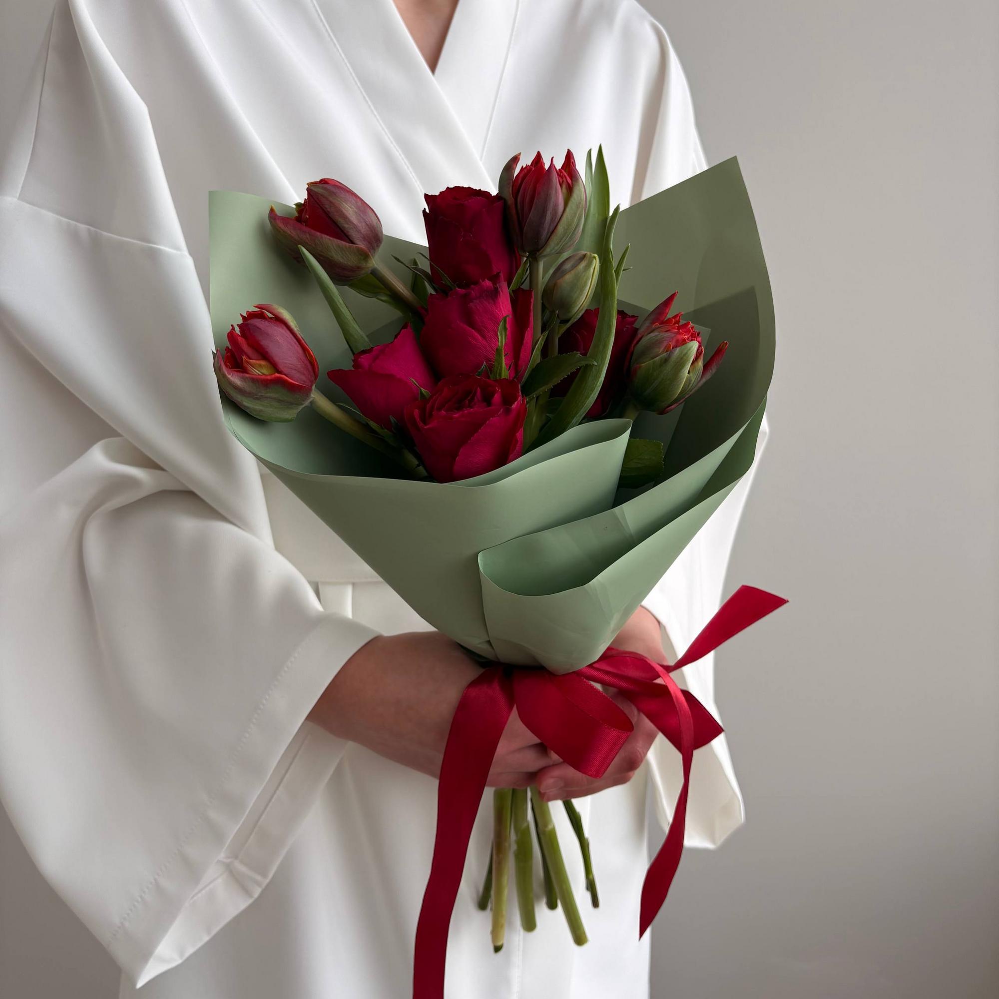 Контрастный букет с розами и тюльпанами M