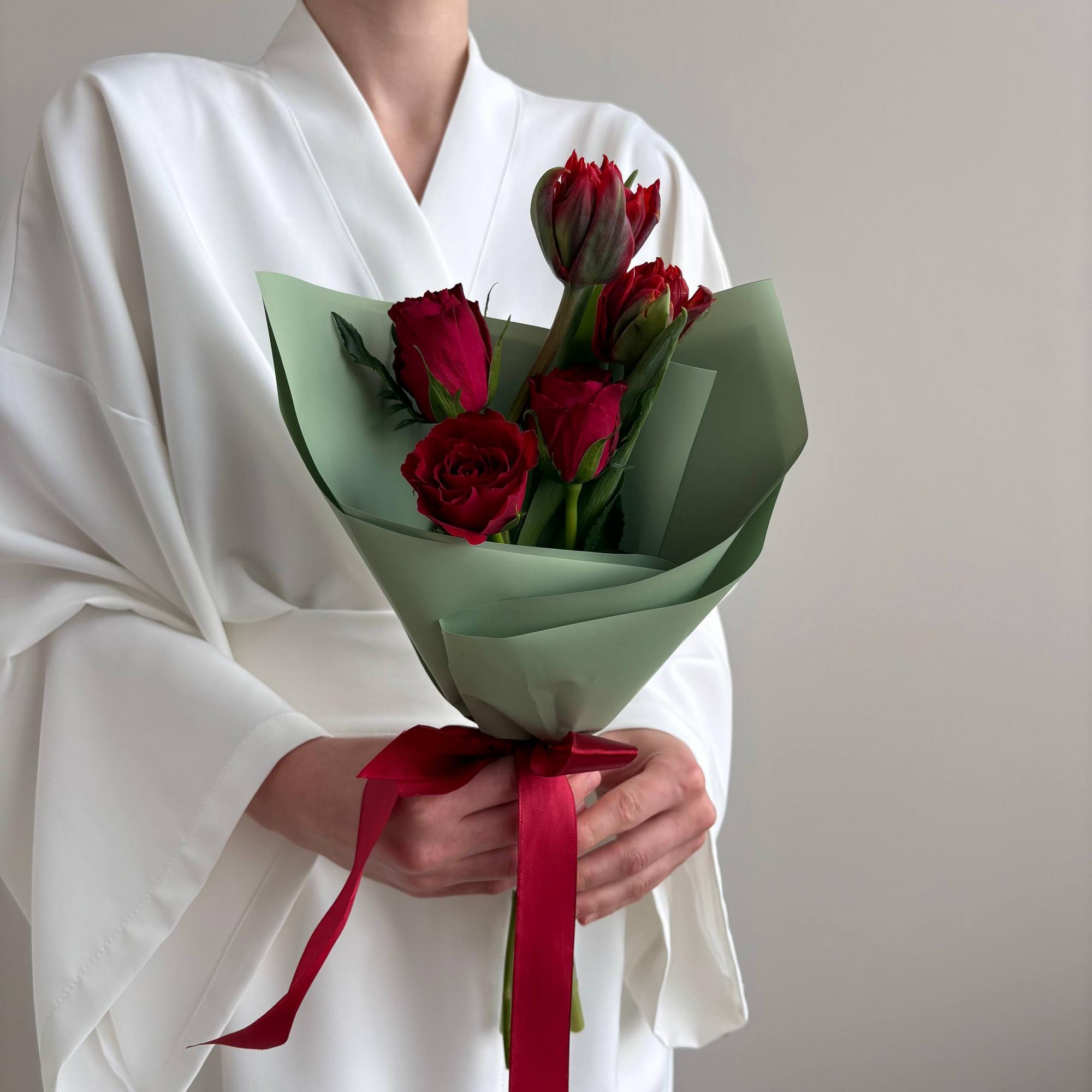 Контрастный букет с розами и тюльпанами S