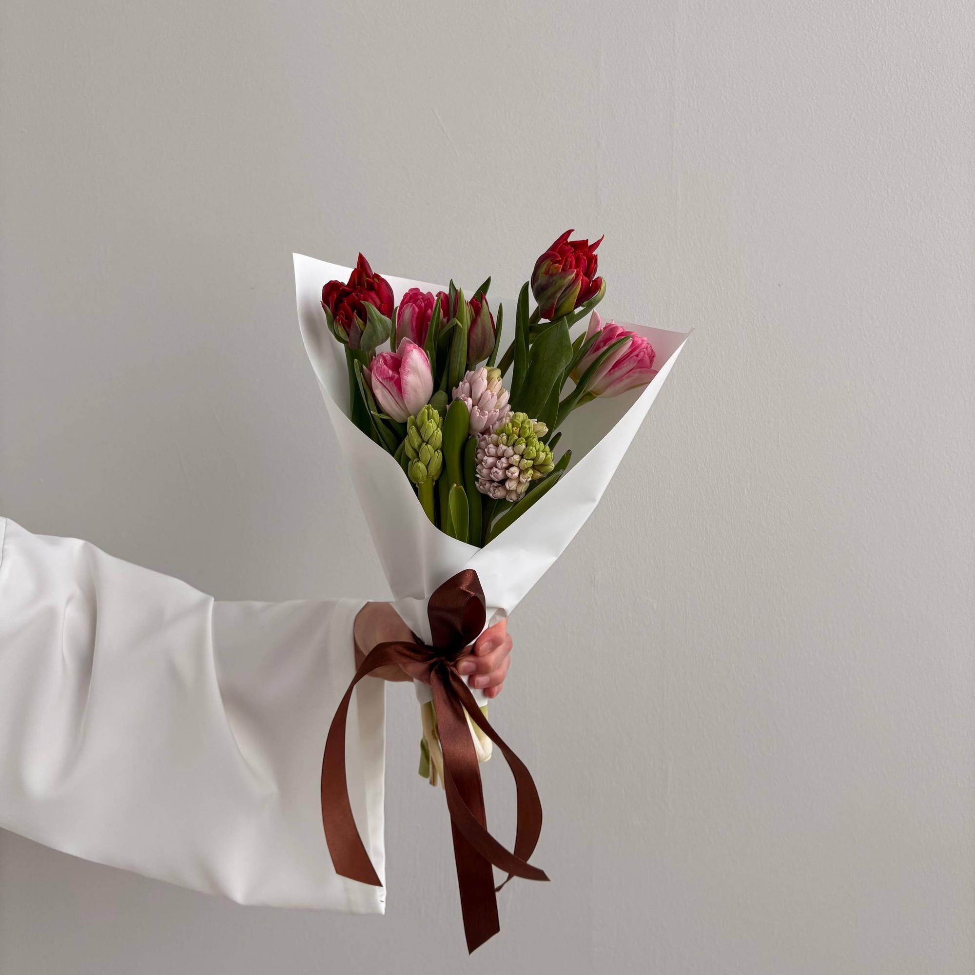 Яркие тюльпаны и гиацинты S