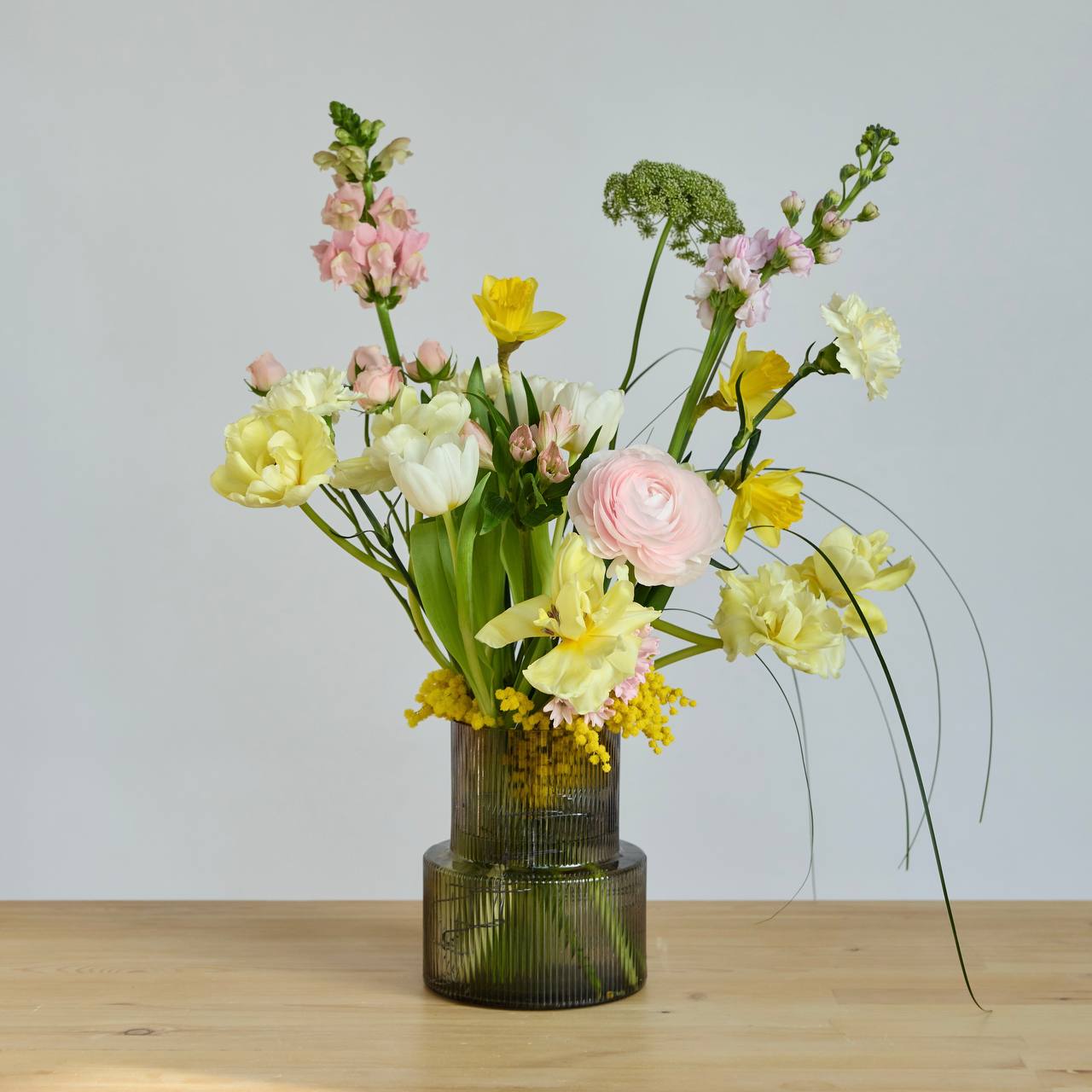 Нежный весенний букет XL в вазе