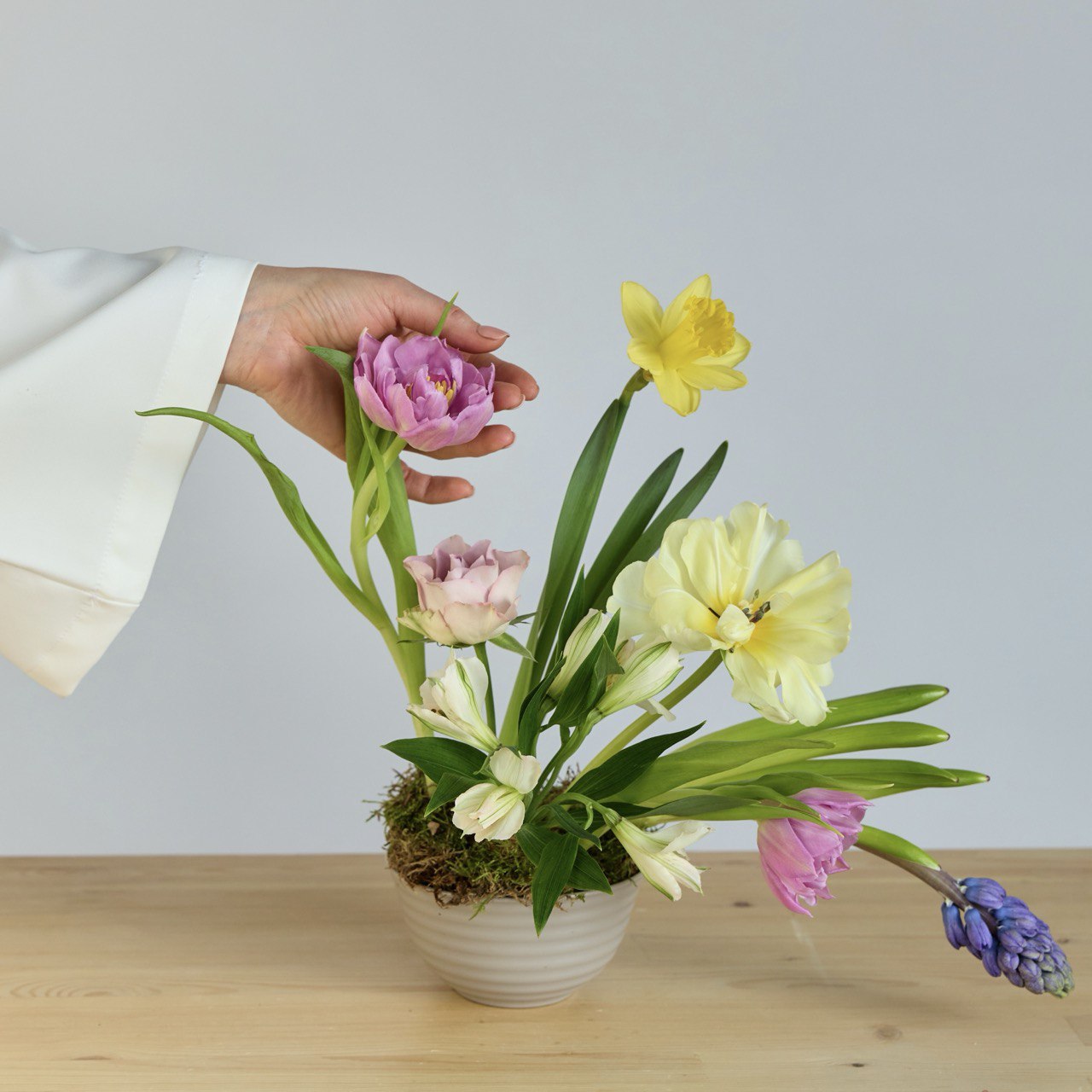 Нежный весенний в кашпо