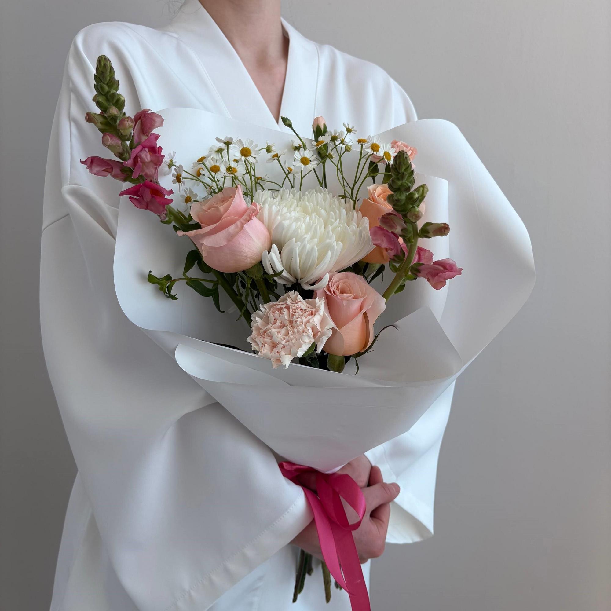 Нежный сборный букет с антирринумом