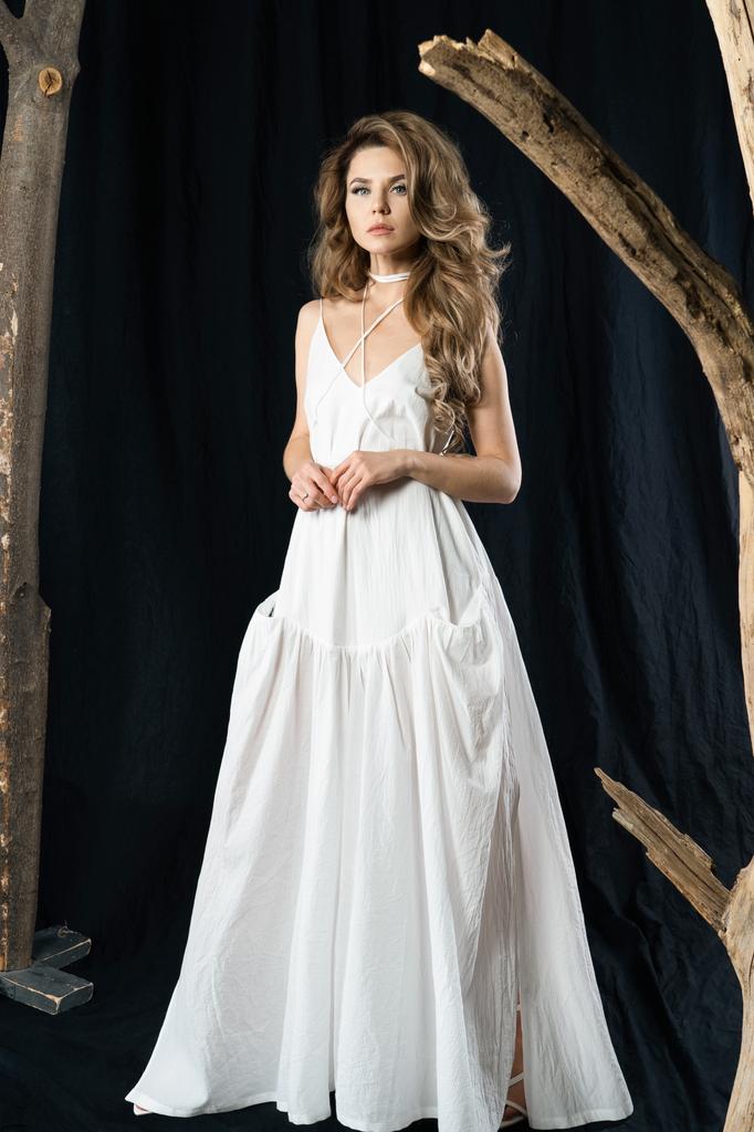 Летний сарафан на бретелях (белый, жатка)