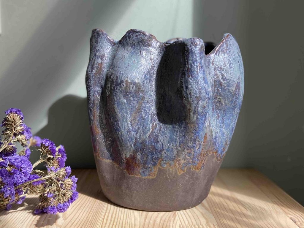 Ваза синяя ручной лепки