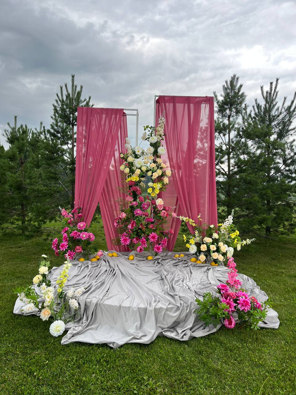 Подиум с тканью