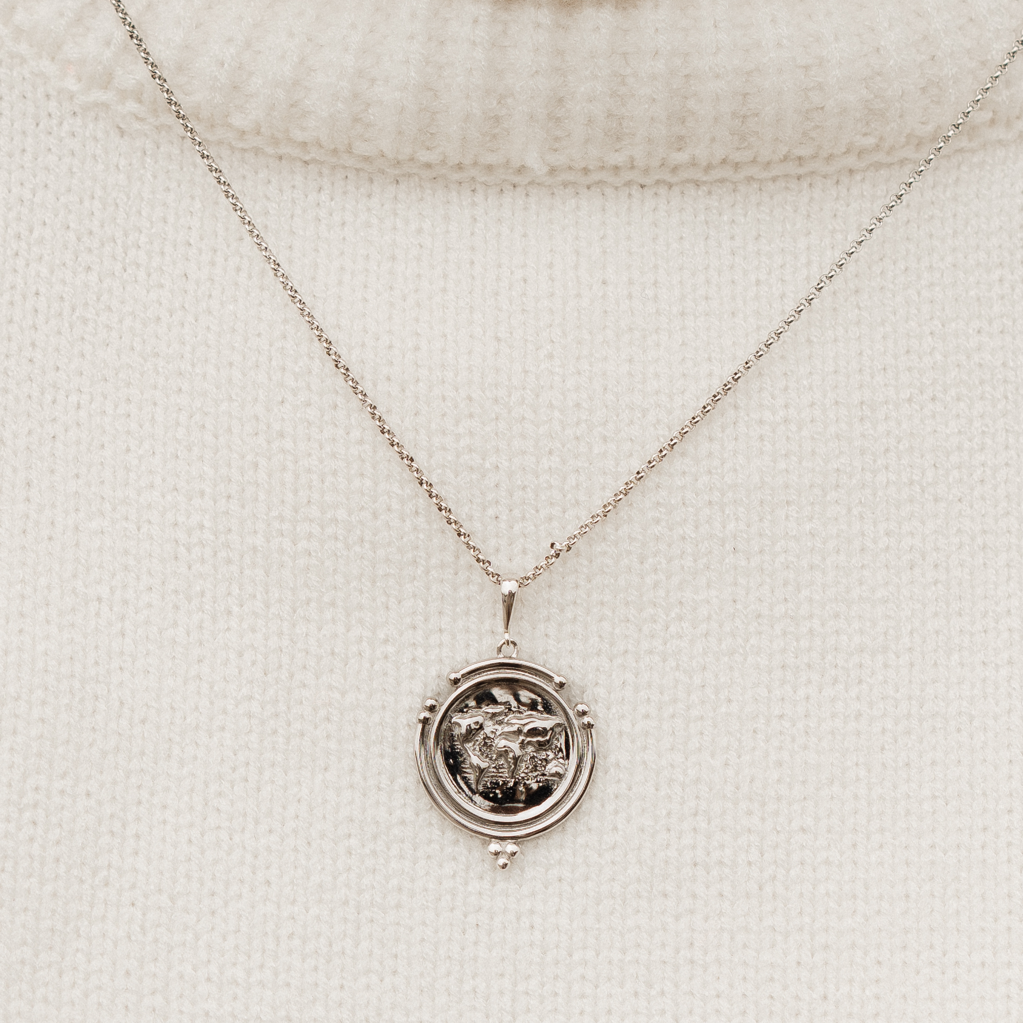 Подвеска COMO с картой мира в родиевом покрытии