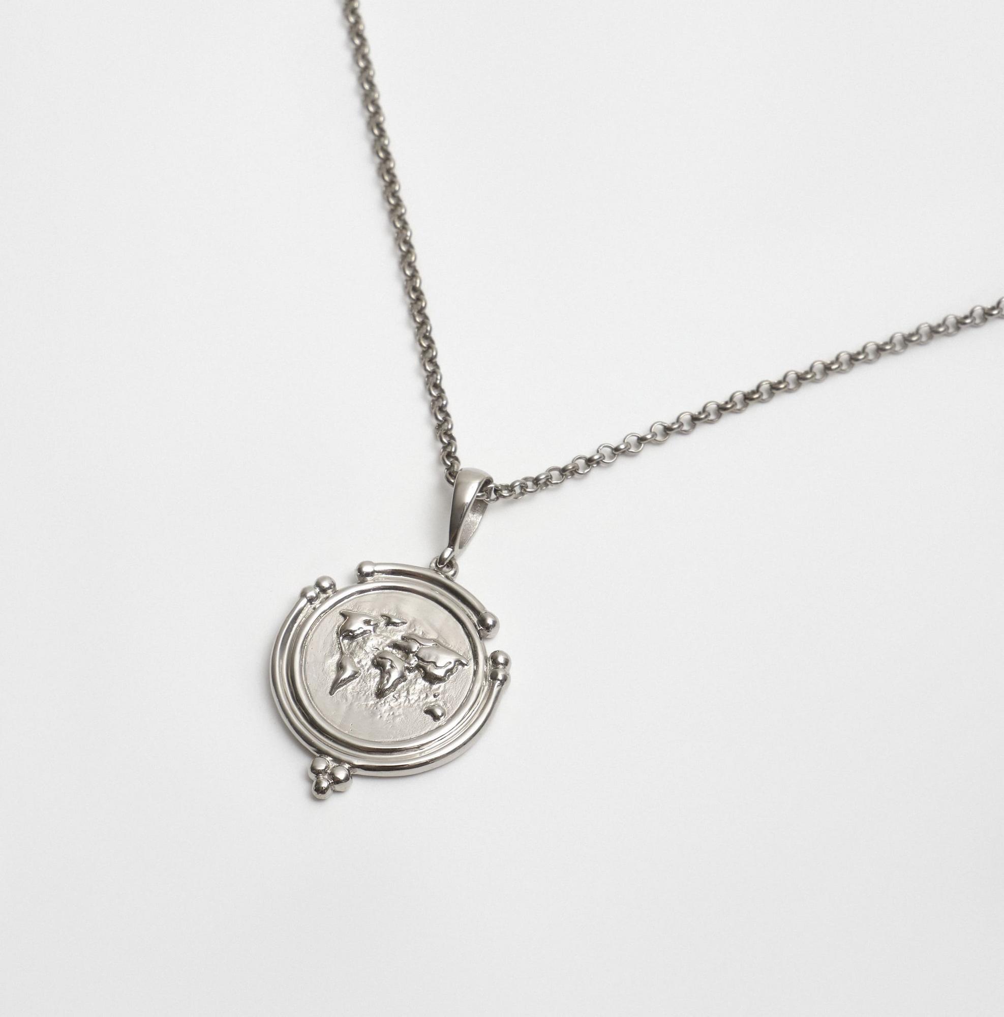 Подвеска COMO с картой мира в родиевом покрытии