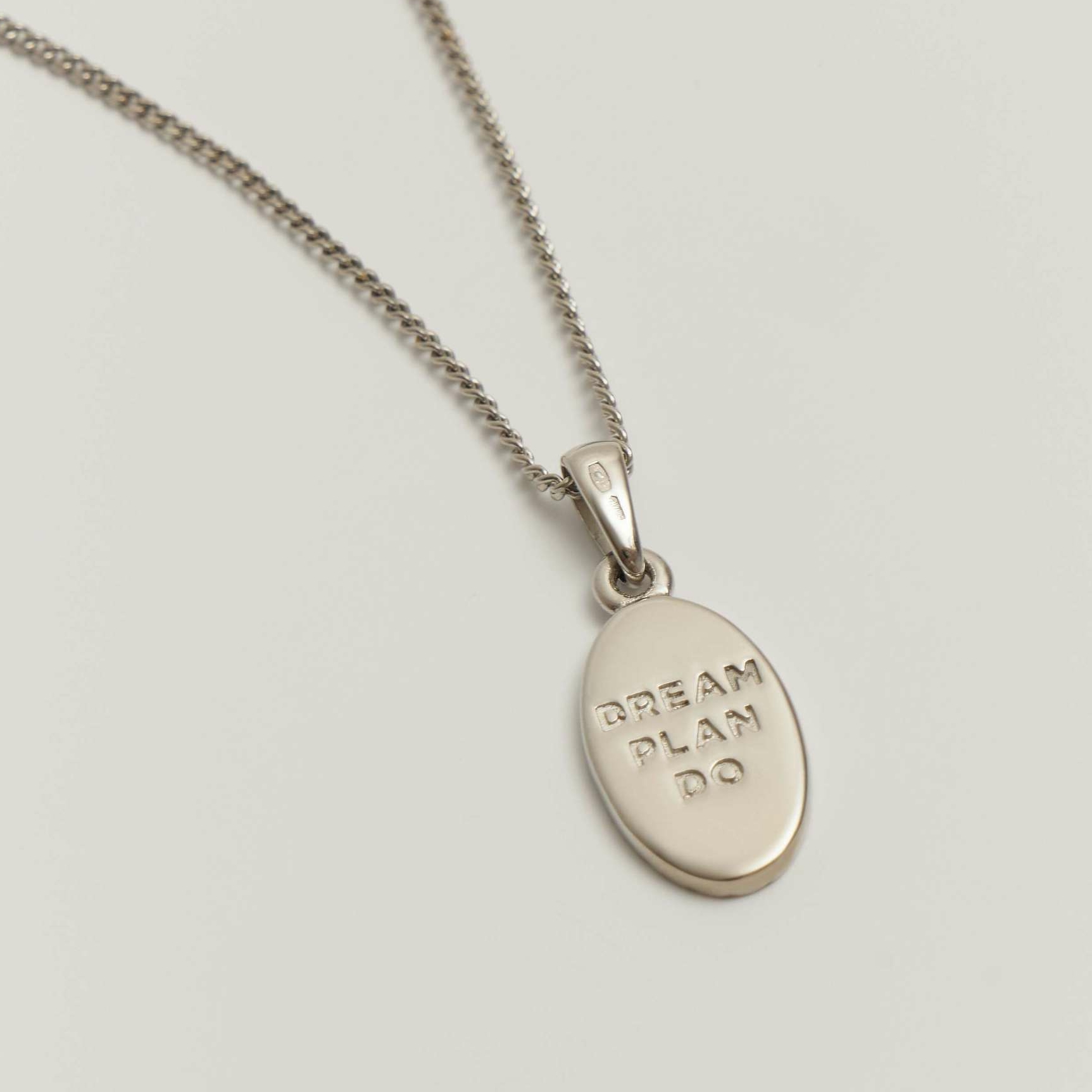 Медальон ISPIRAZIONE двусторонний c гравировкой "DREAM. PLAN. DO" в родиевом покрытии