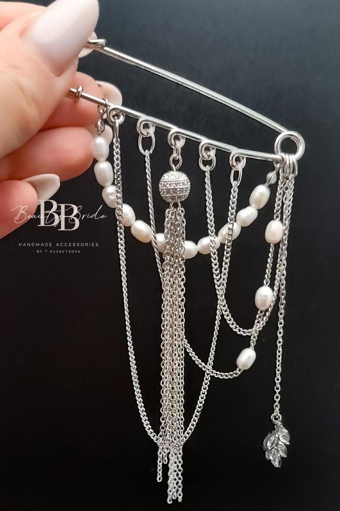 Брошь-булавка с инкрустацией фианитами